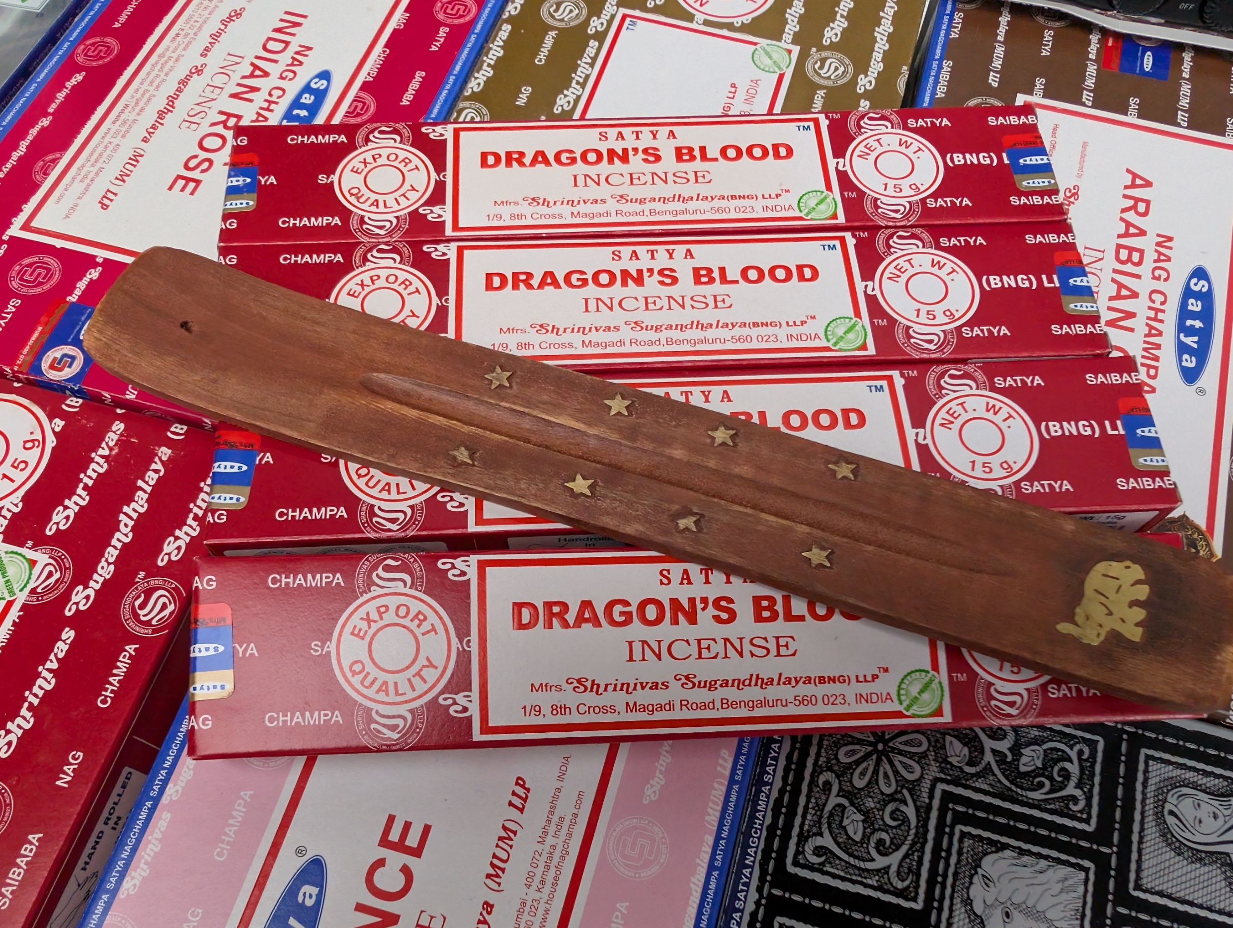 4 Packs of Satya 15g Dragons Blood Incense plus 1 holder