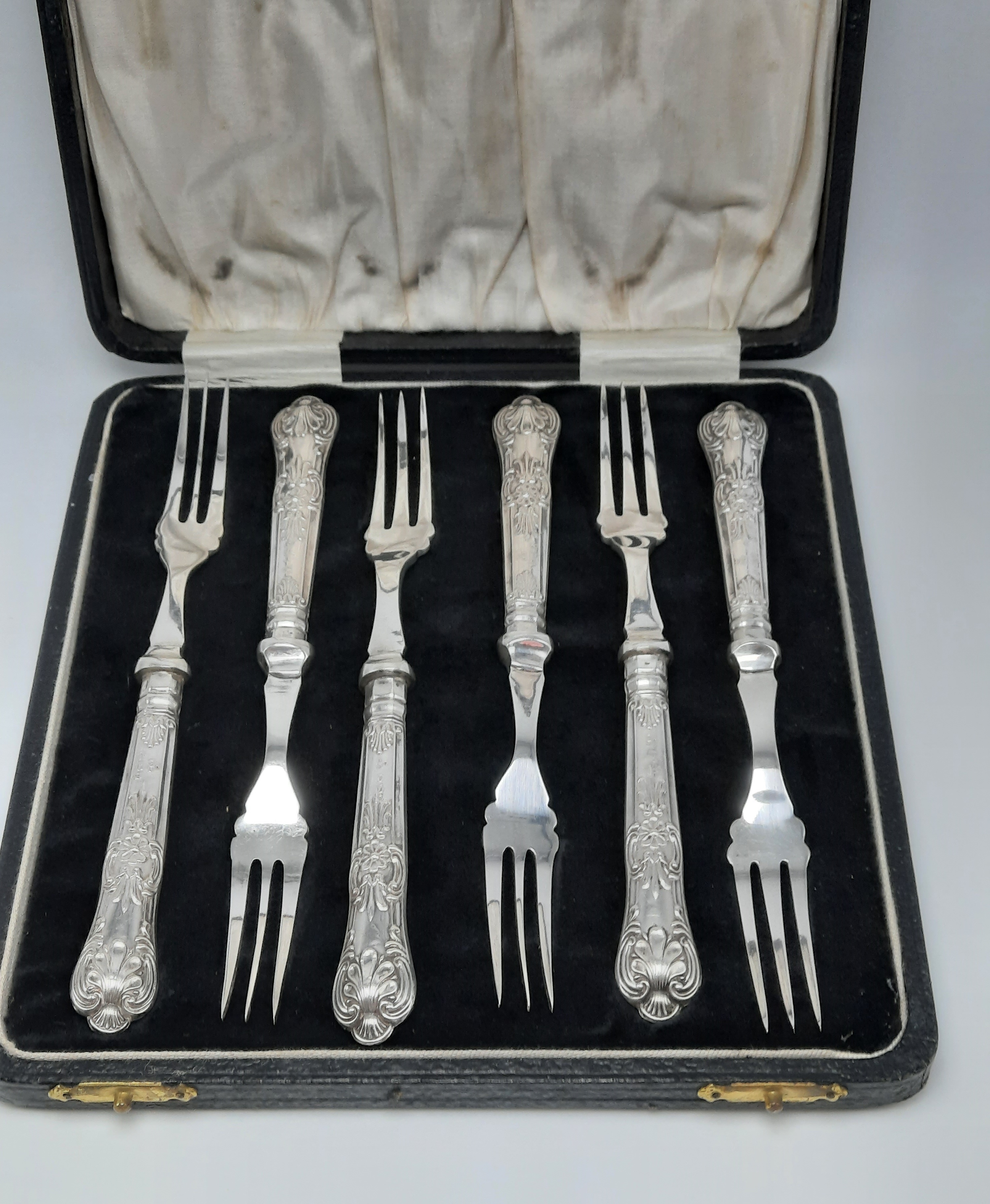 Cased Sterling Silver Handled Cake Forks - Hallmarked Sheffield 1932