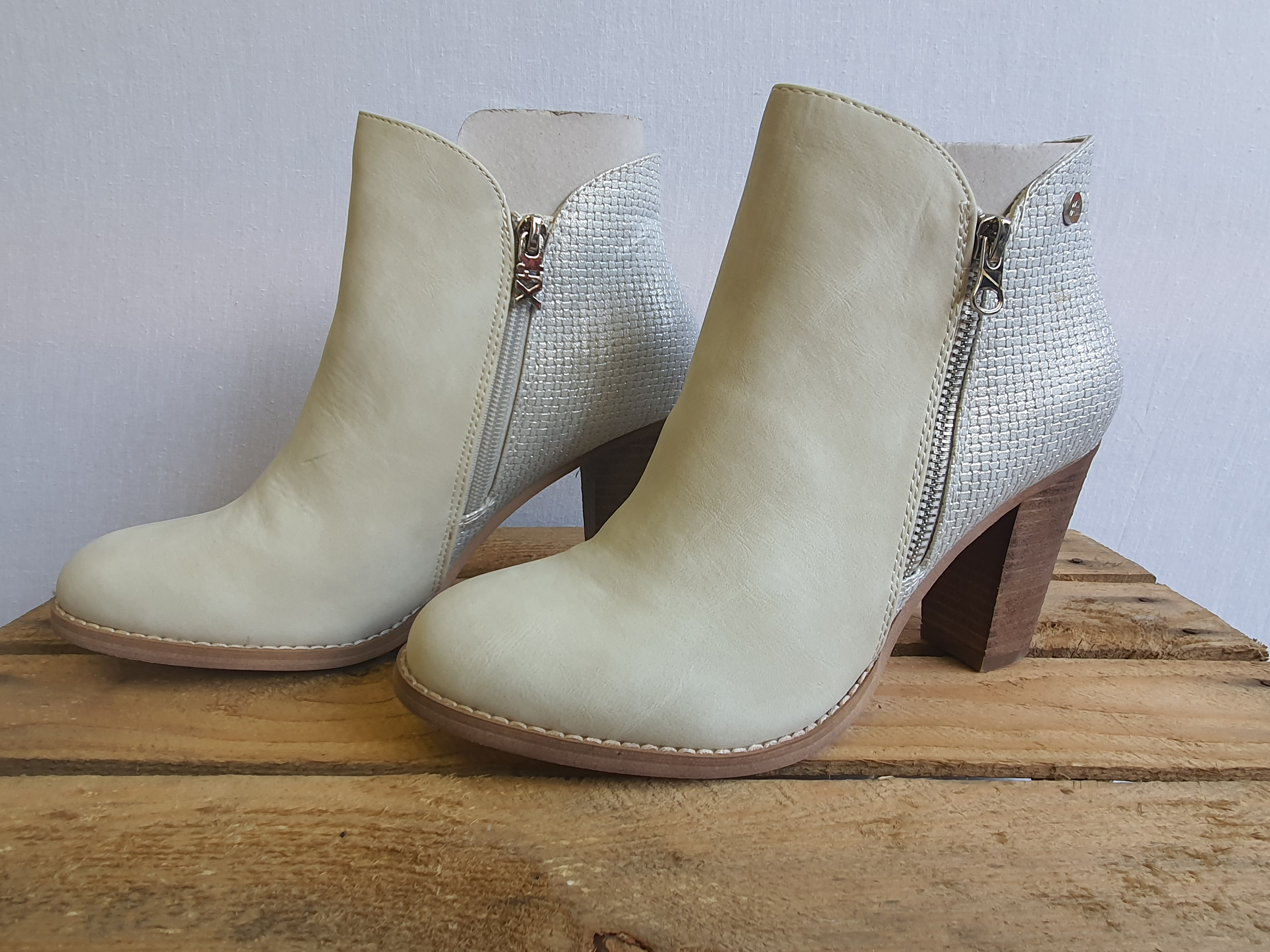XTI Basic Silver & Cream Ankle Boots Size UK 6.5 - NEW