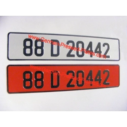 vintage_red_and_white_plates.jpg vintage_red_and_white_plates.jpg