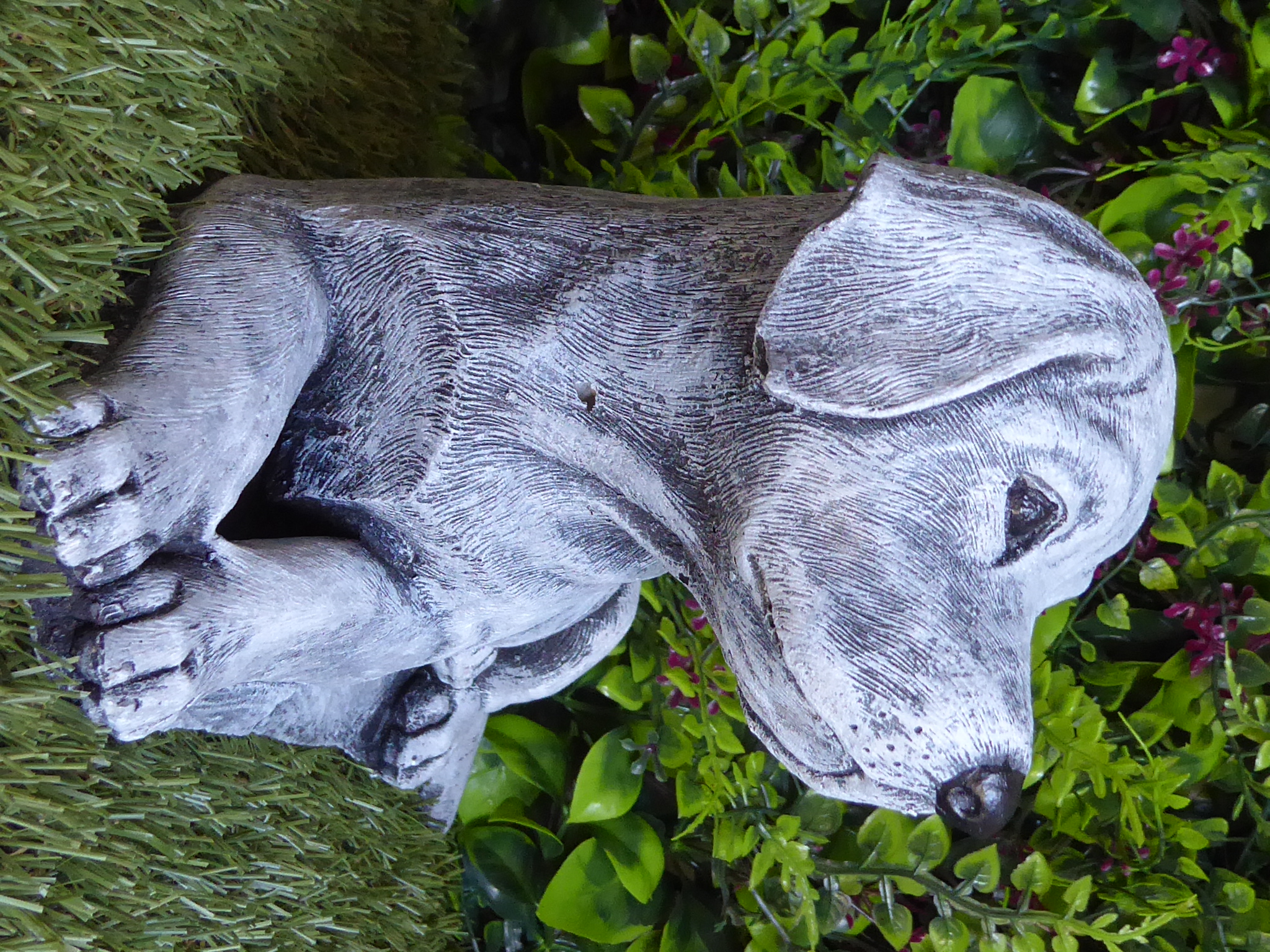 Handcrafted Cute Laying Labrador Dog Cast Stone Garden Ornament Garden Statue 22cm long
