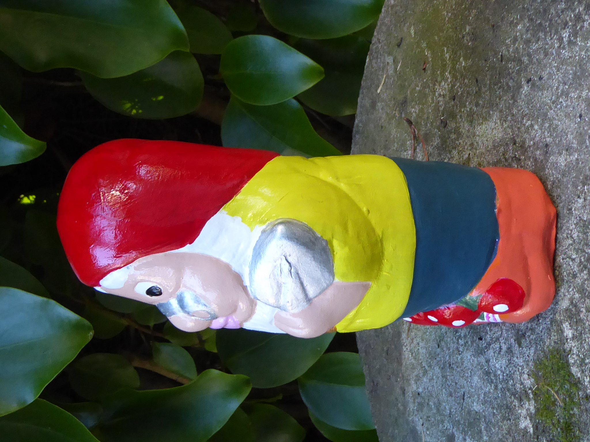 Handcrafted Garden Gnome Hand Painted Garden Ornament Cast Stone 20cm tall
