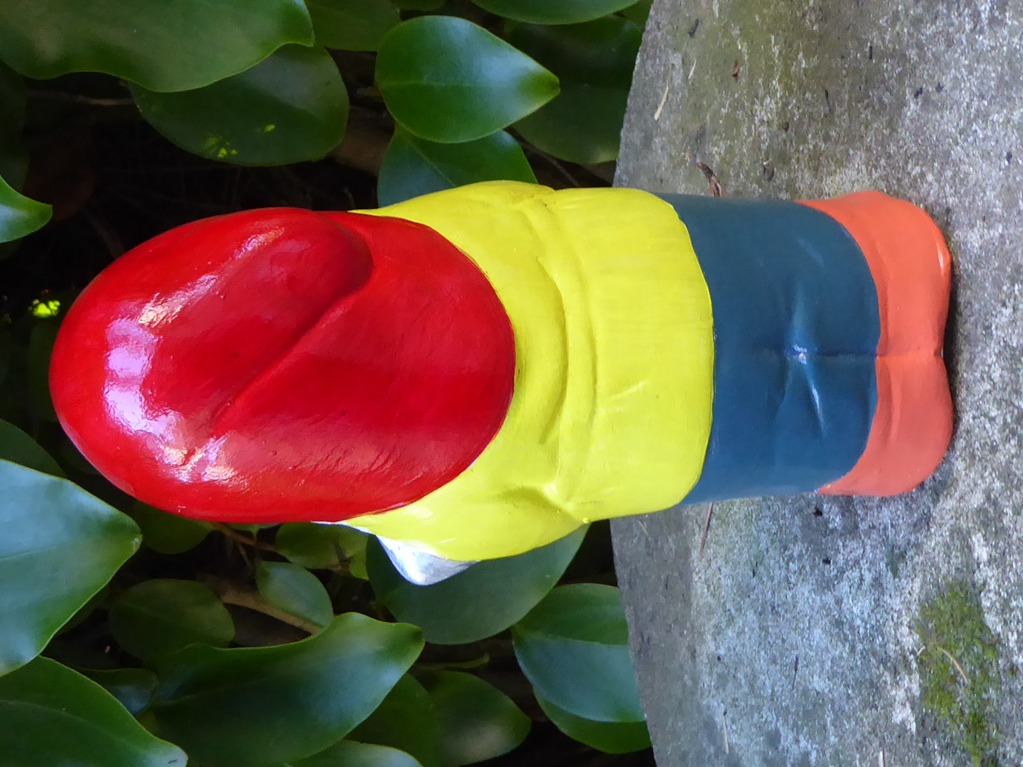 Handcrafted Garden Gnome Hand Painted Garden Ornament Cast Stone 20cm tall