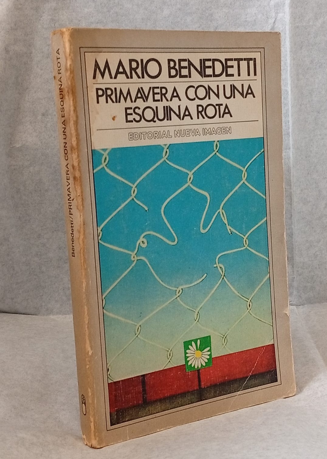 Primavera con una esquina rota