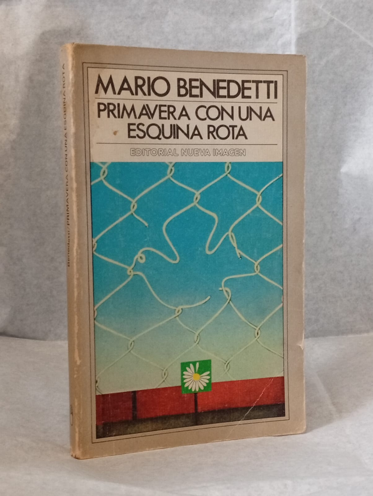 Primavera con una esquina rota