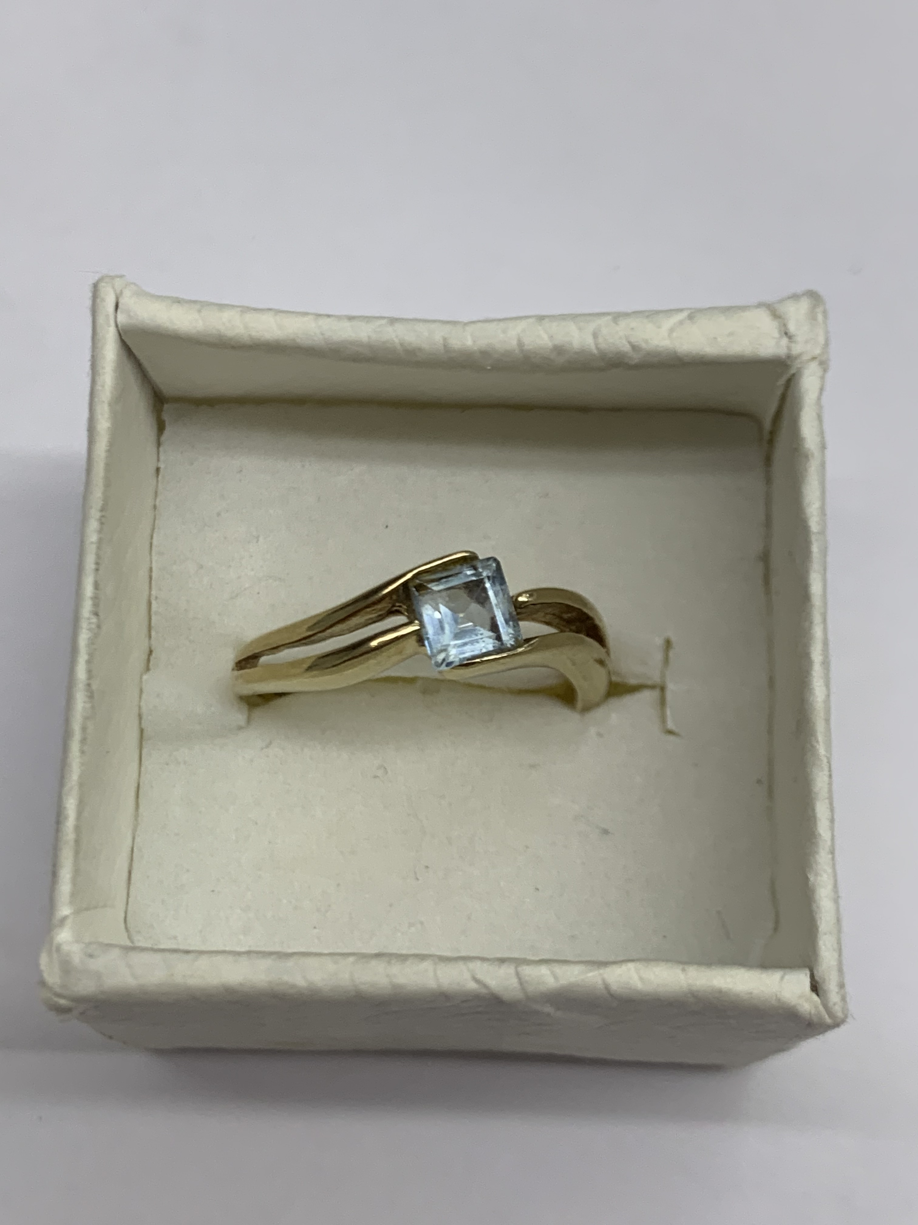 Anillo Solitario Bypass en Oro Amarillo 14K – Topacio Azul