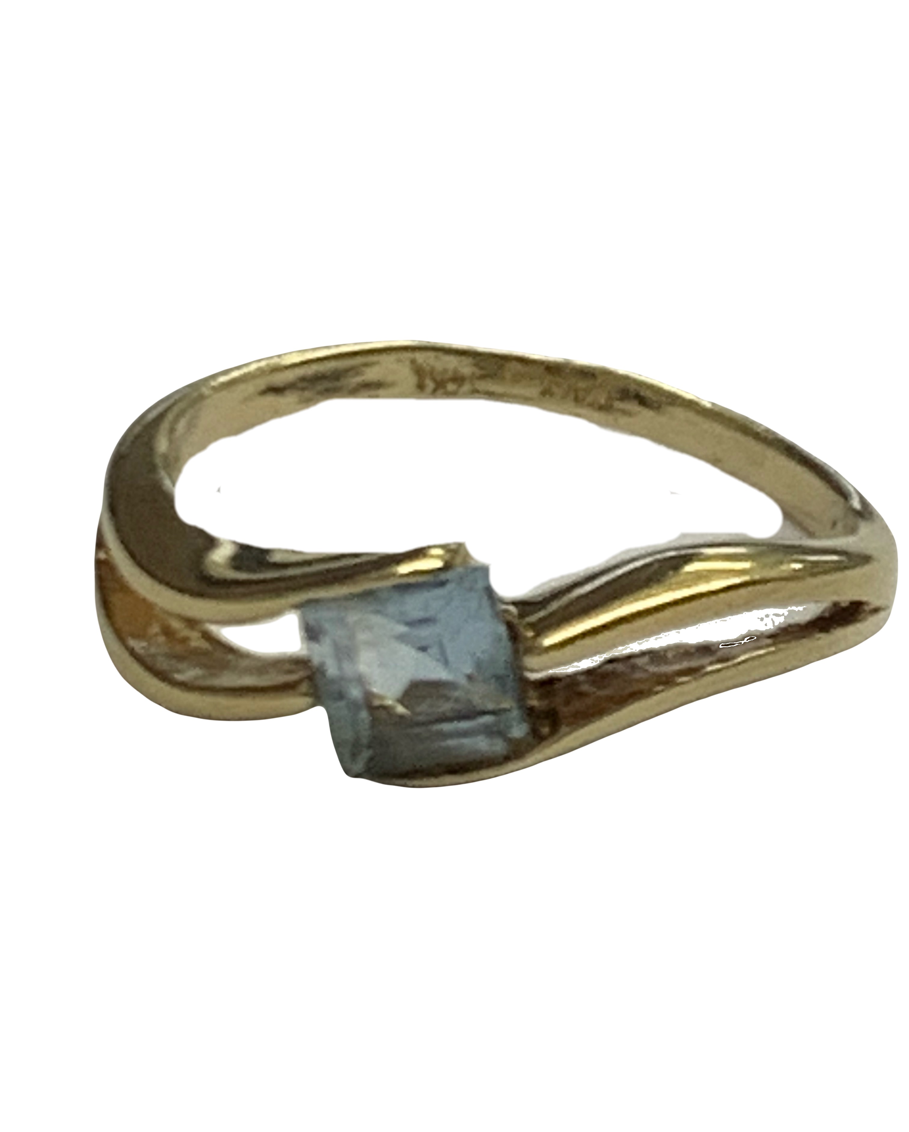 Anillo Solitario Bypass en Oro Amarillo 14K – Topacio Azul