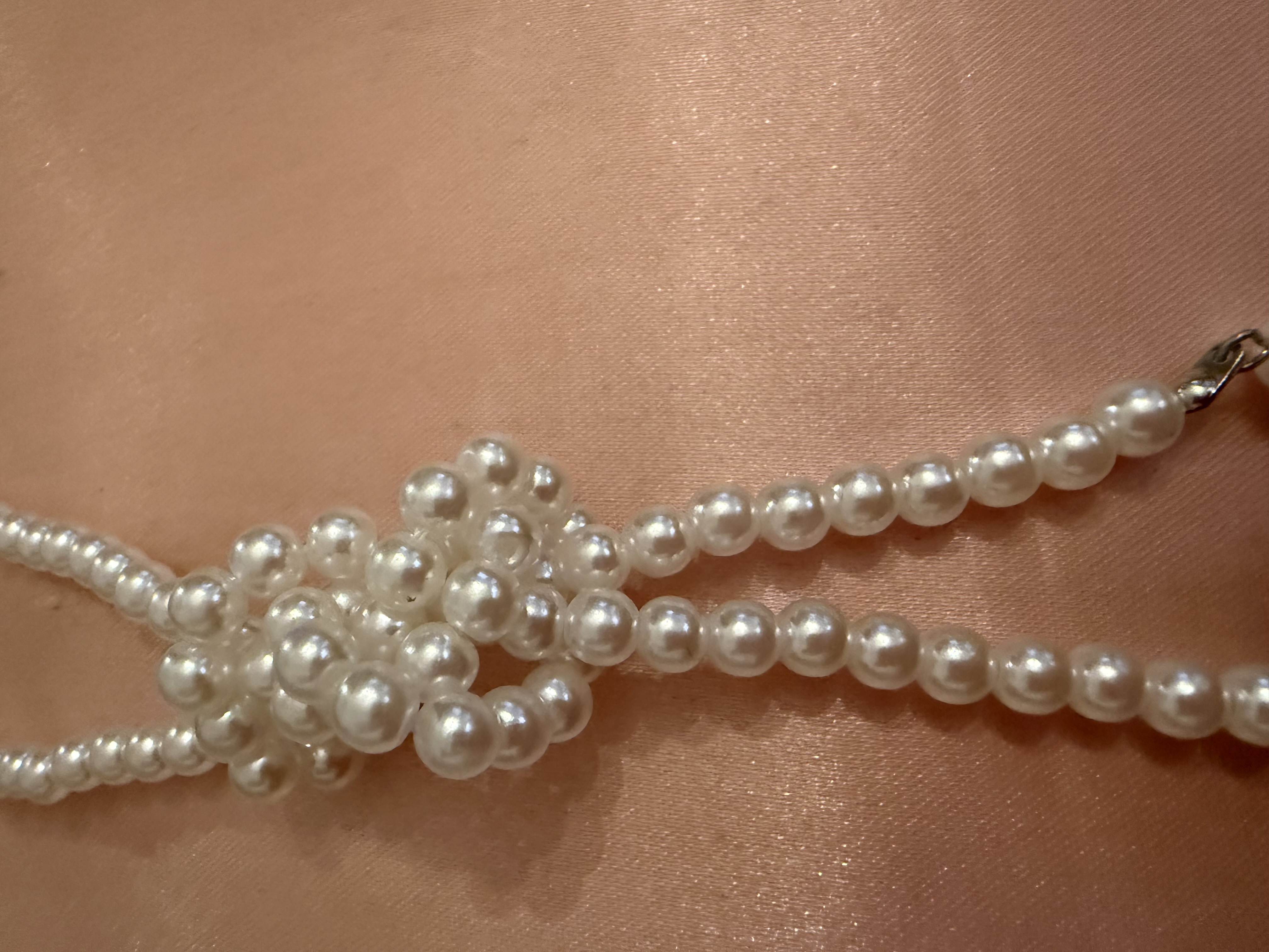 Faux pearls necklace