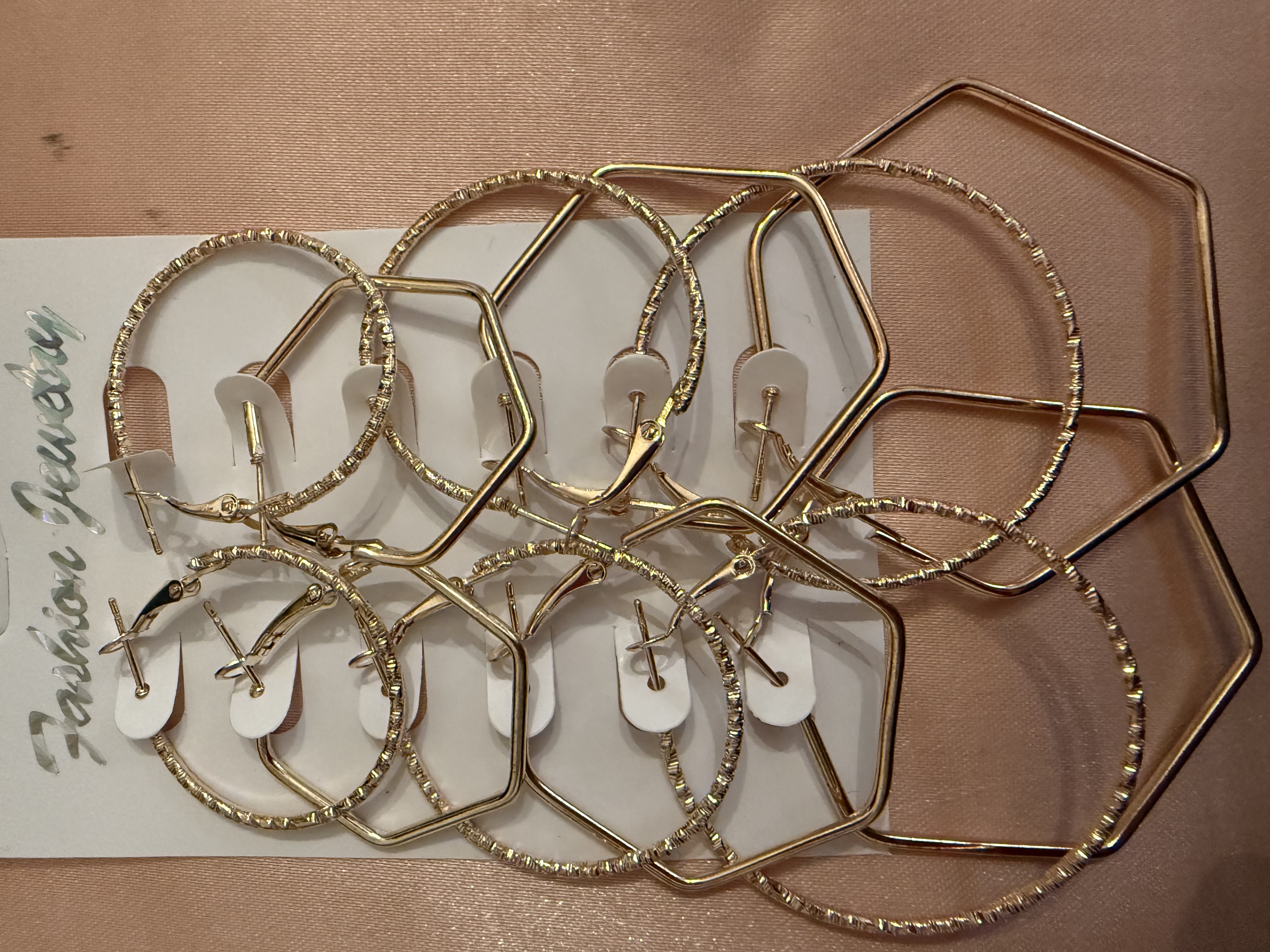 Six pairs of hoop earrings/golden tone