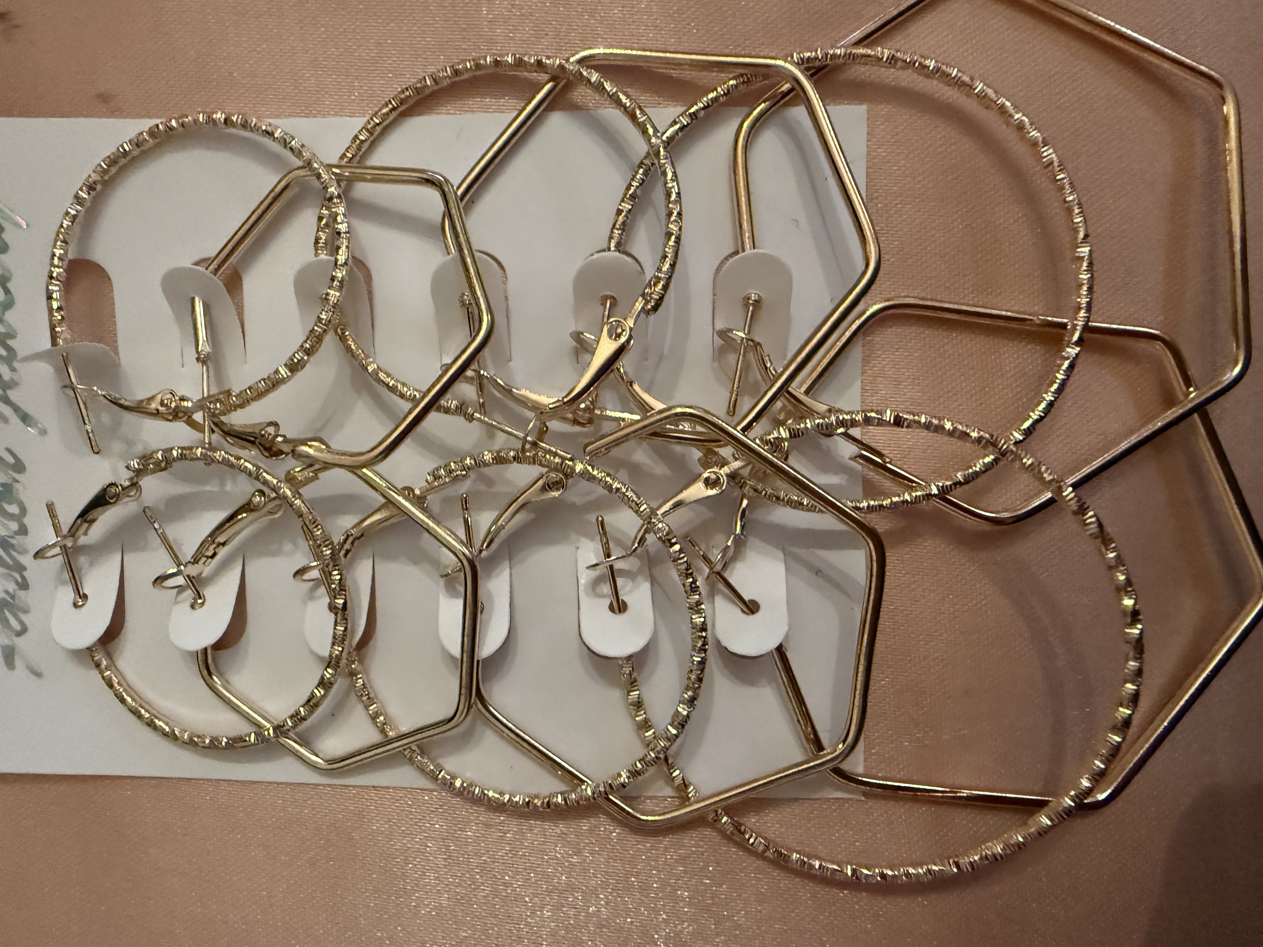 Six pairs of hoop earrings/golden tone