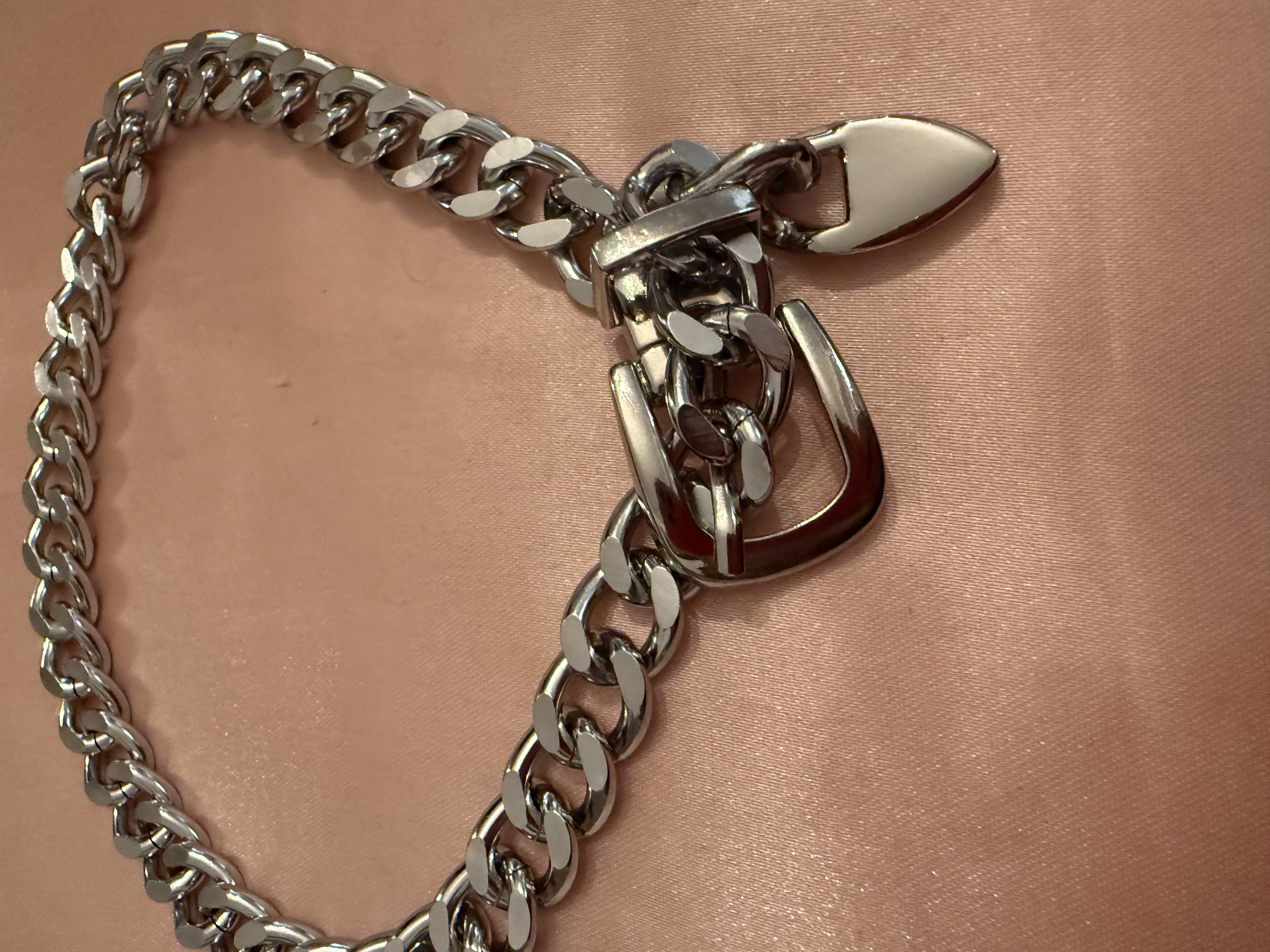 Belt style necklace/silver tone