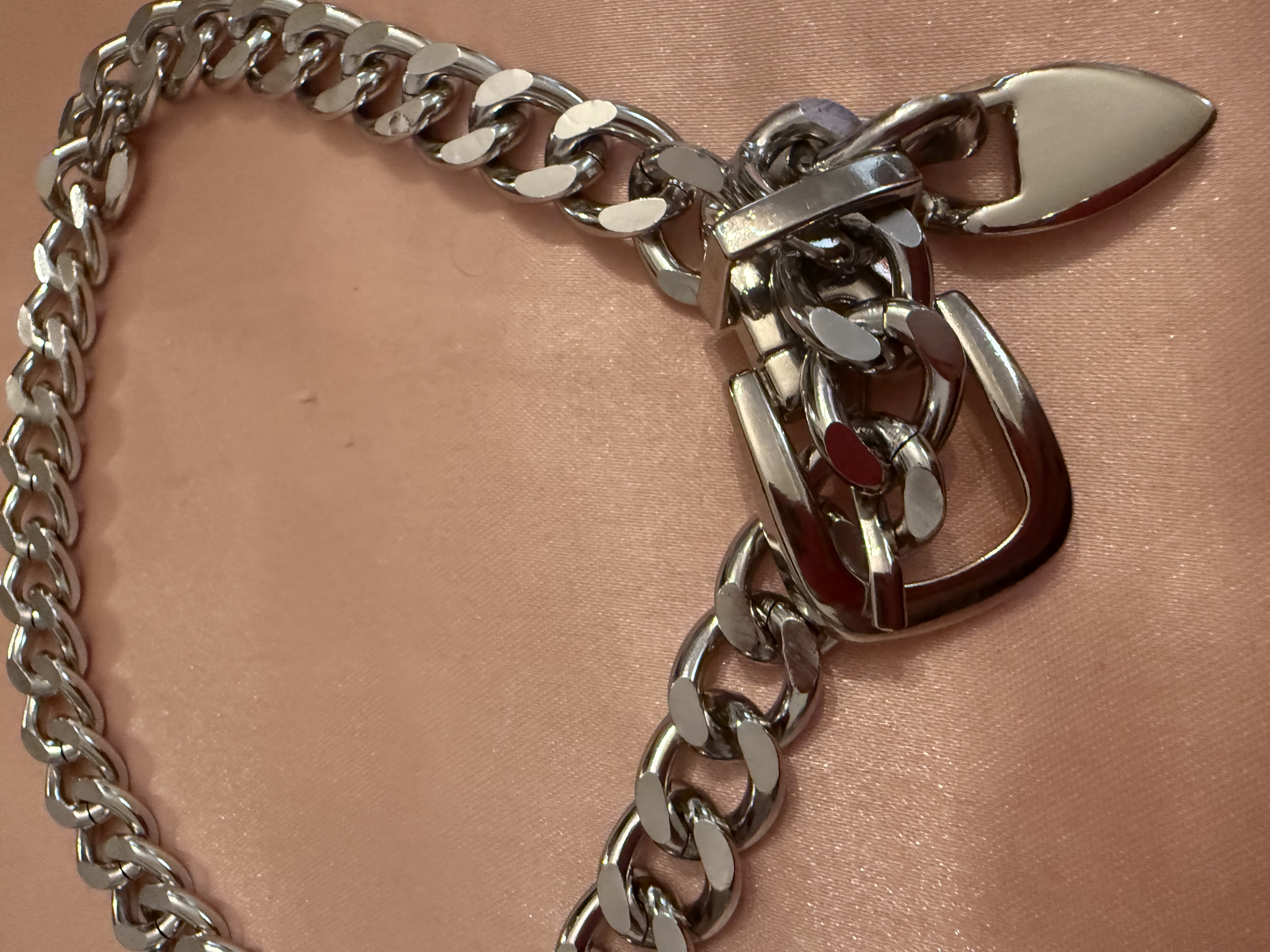 Belt style necklace/silver tone