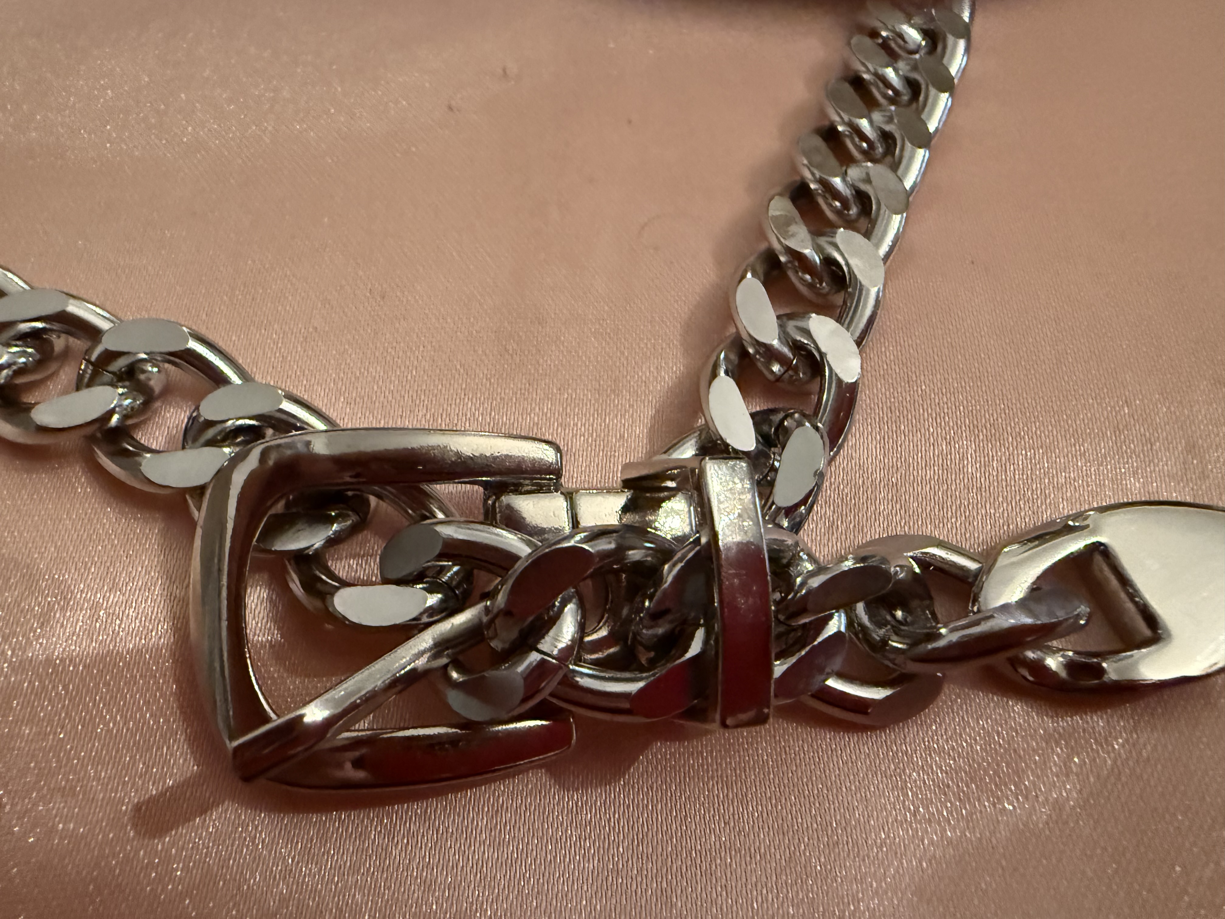 Belt style necklace/silver tone