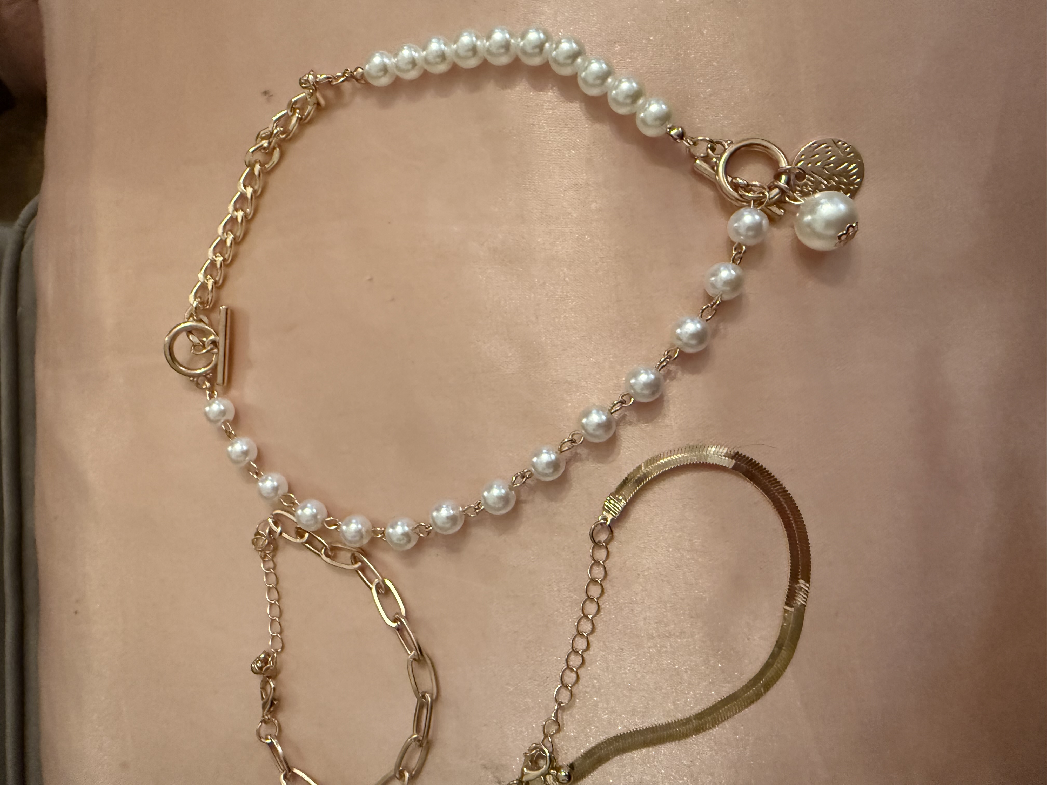 Gold colored & faux pearls necklace and bracelet set