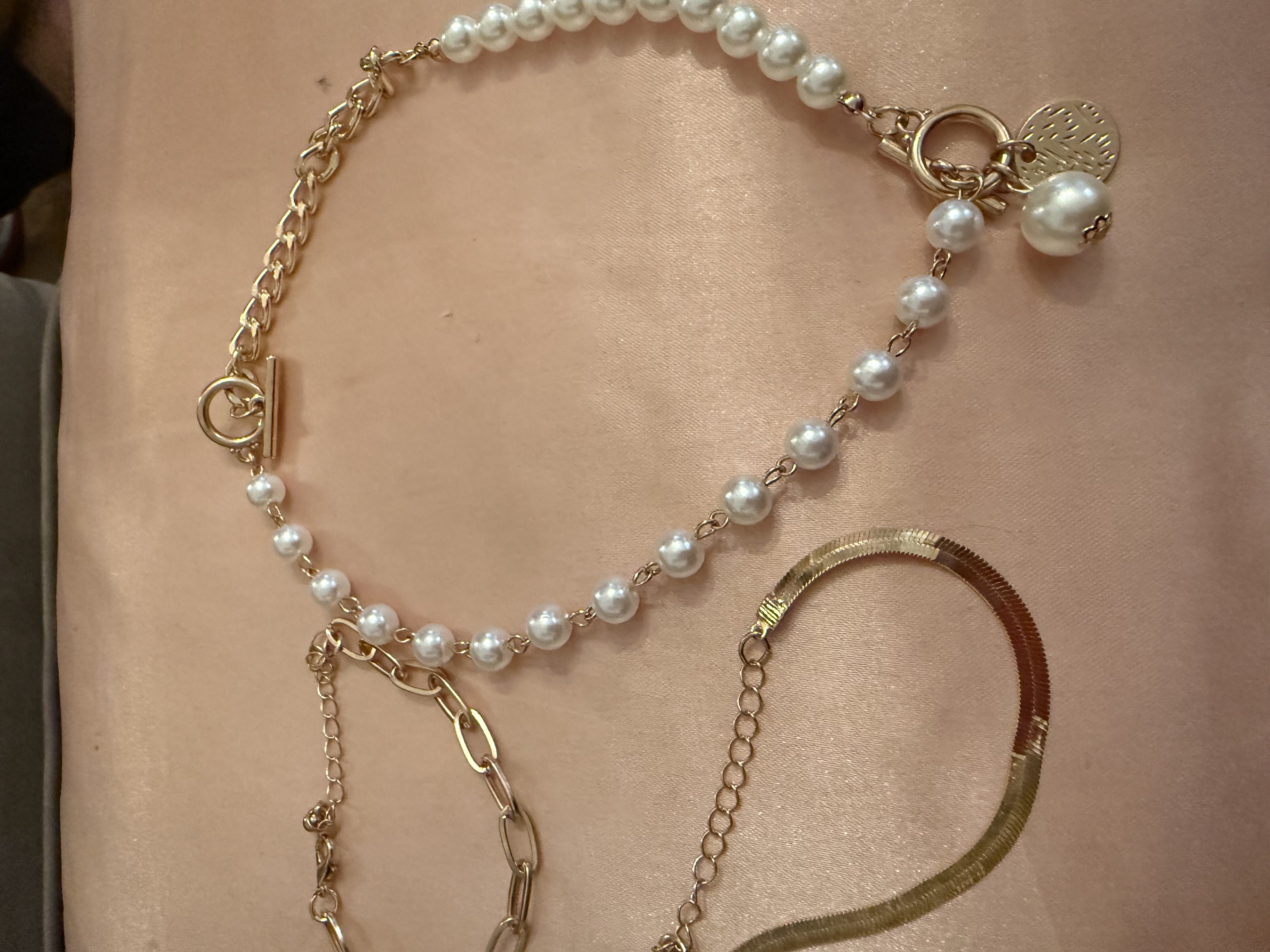 Gold colored & faux pearls necklace and bracelet set