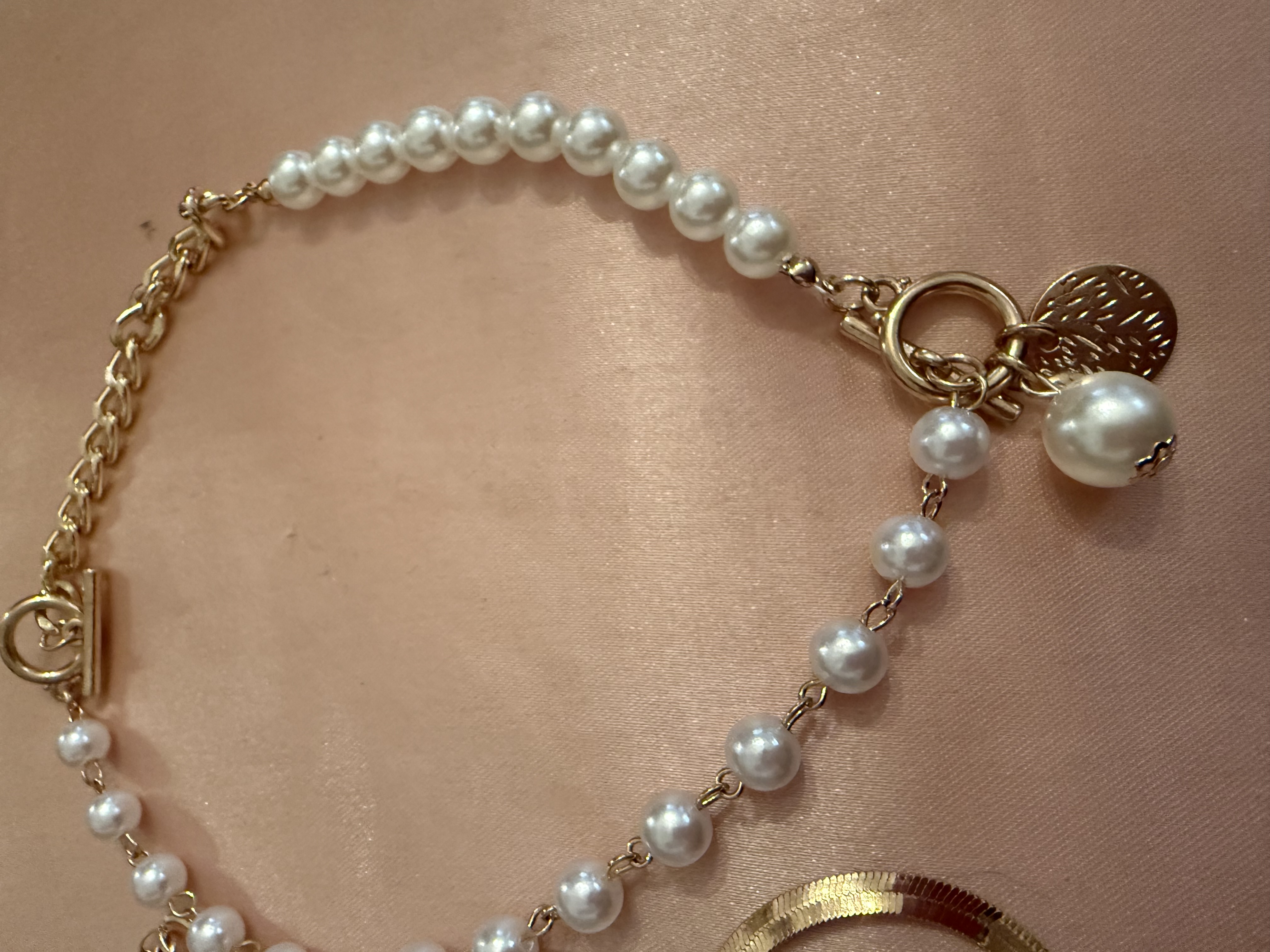 Gold colored & faux pearls necklace and bracelet set