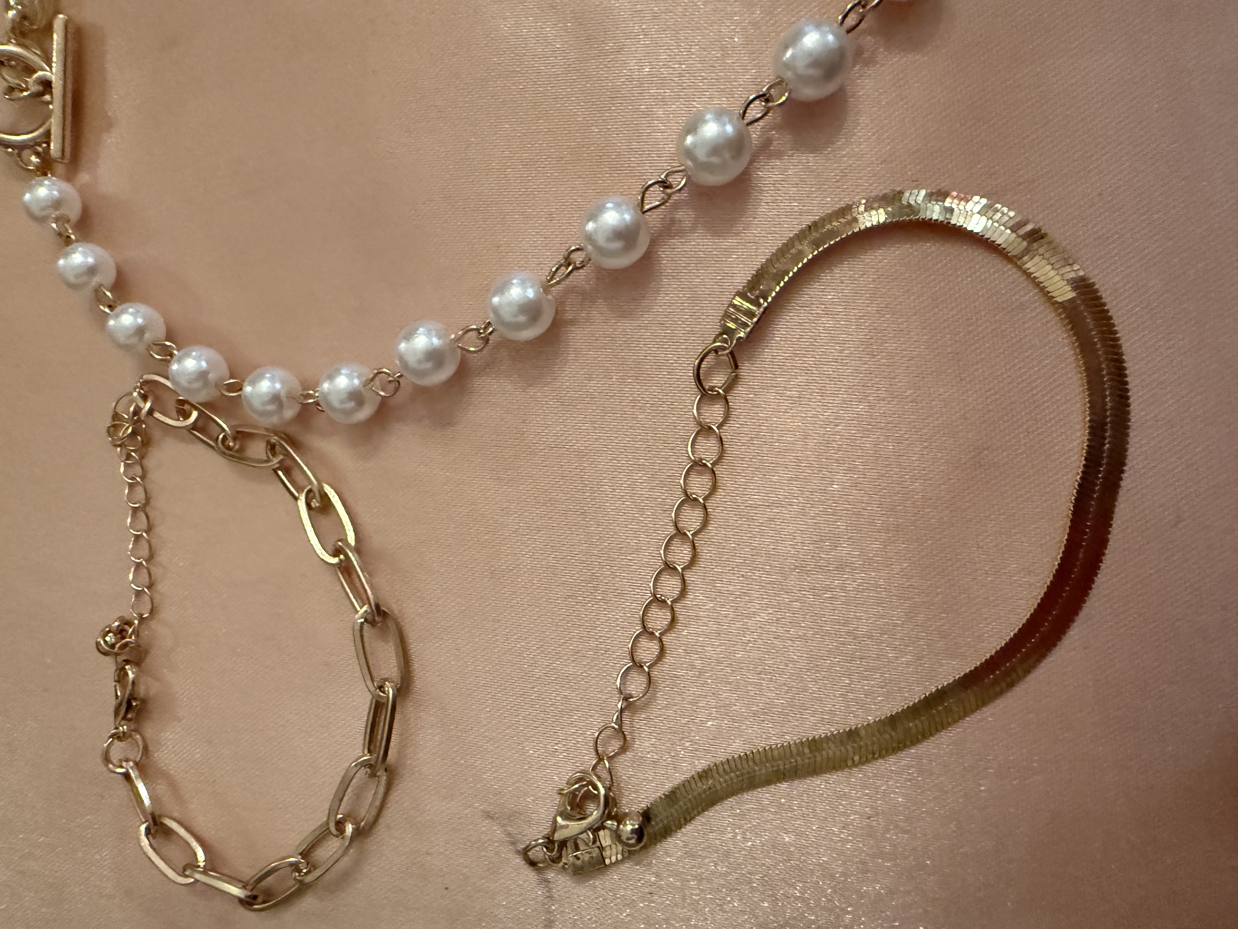 Gold colored & faux pearls necklace and bracelet set
