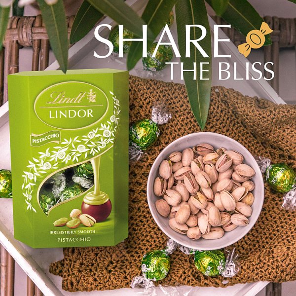 Lindt Lindor Pistachio Milk Chocolate Truffles Box 200g