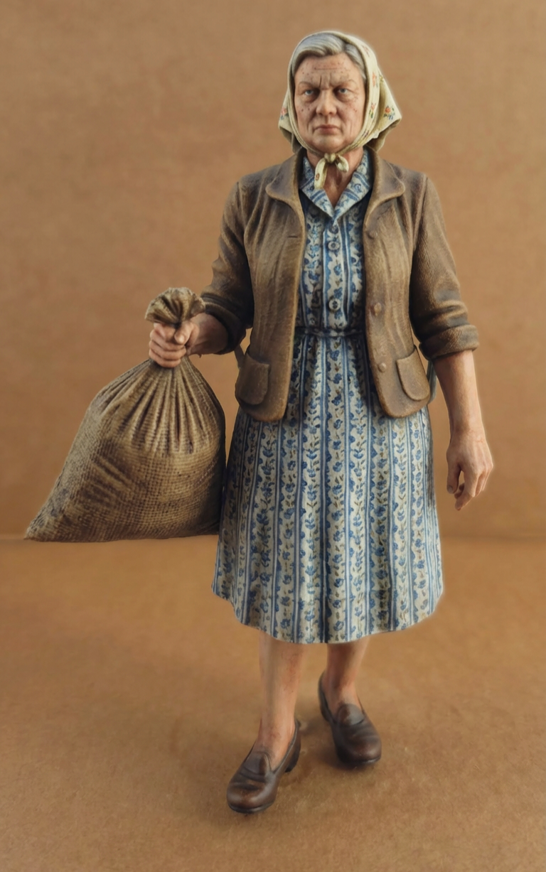 Woman With Rubbish Figure 16mm Scale