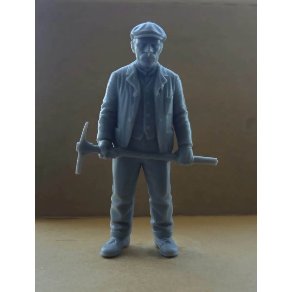 Platelayer With Pick Hammer Figure 16mm Scale