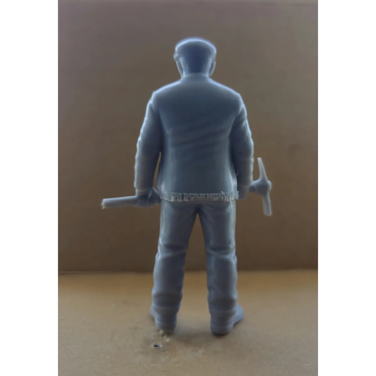 Platelayer With Pick Hammer Figure 16mm Scale
