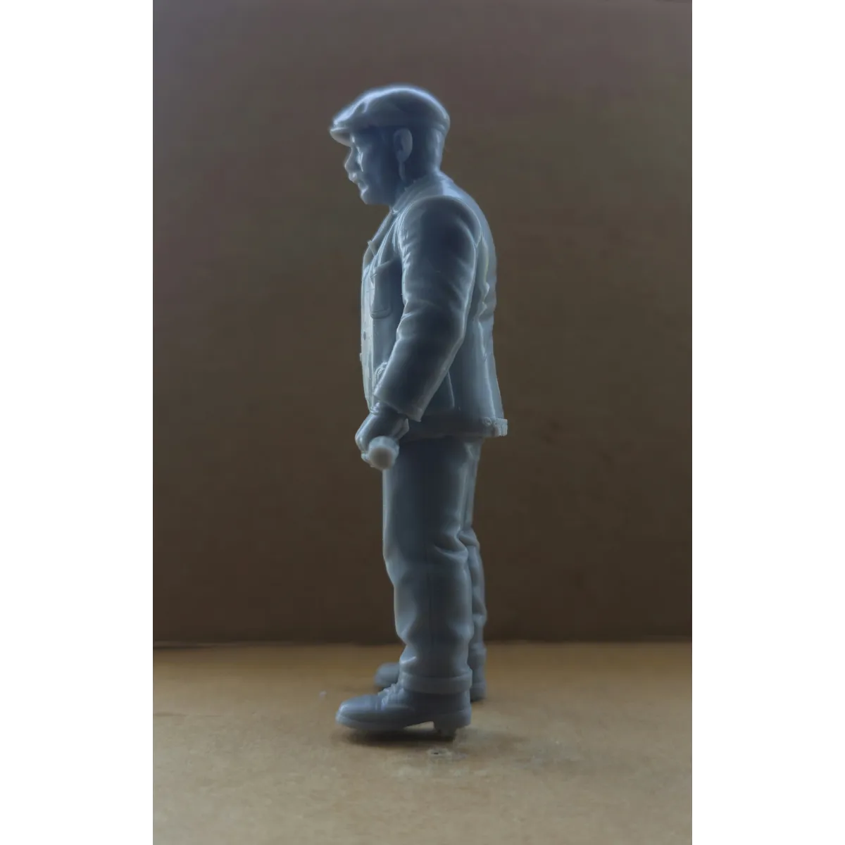 Platelayer With Pick Hammer Figure 16mm Scale