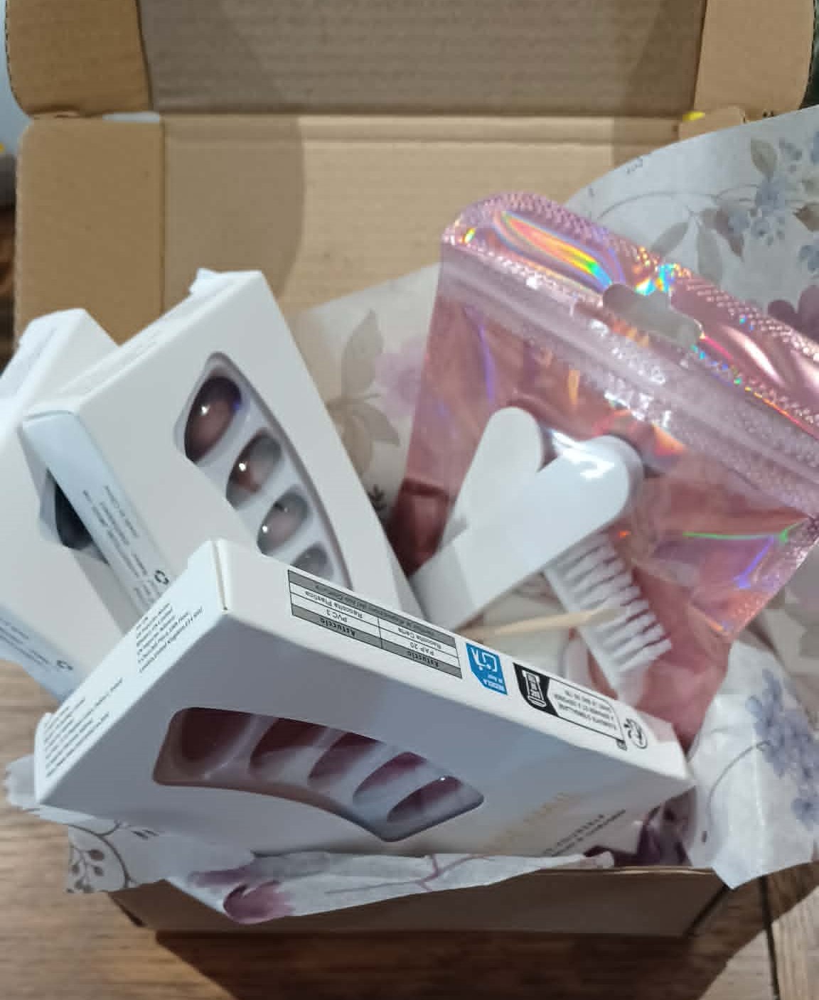 Boxed Press on nail bundle - Catseye and Ombre