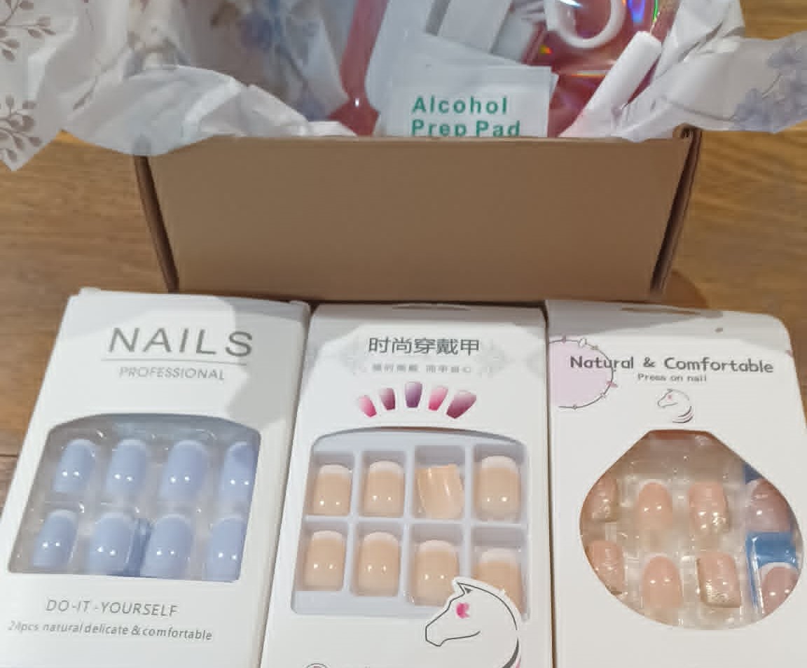 Boxed Press On Nail Bundle - French manicure inspired