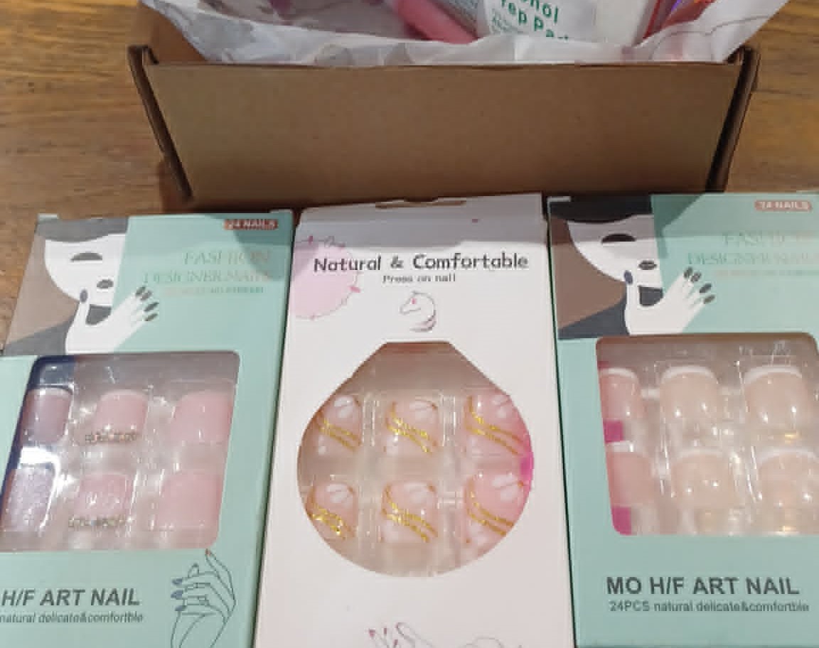 Boxed press on nail bundle for toes