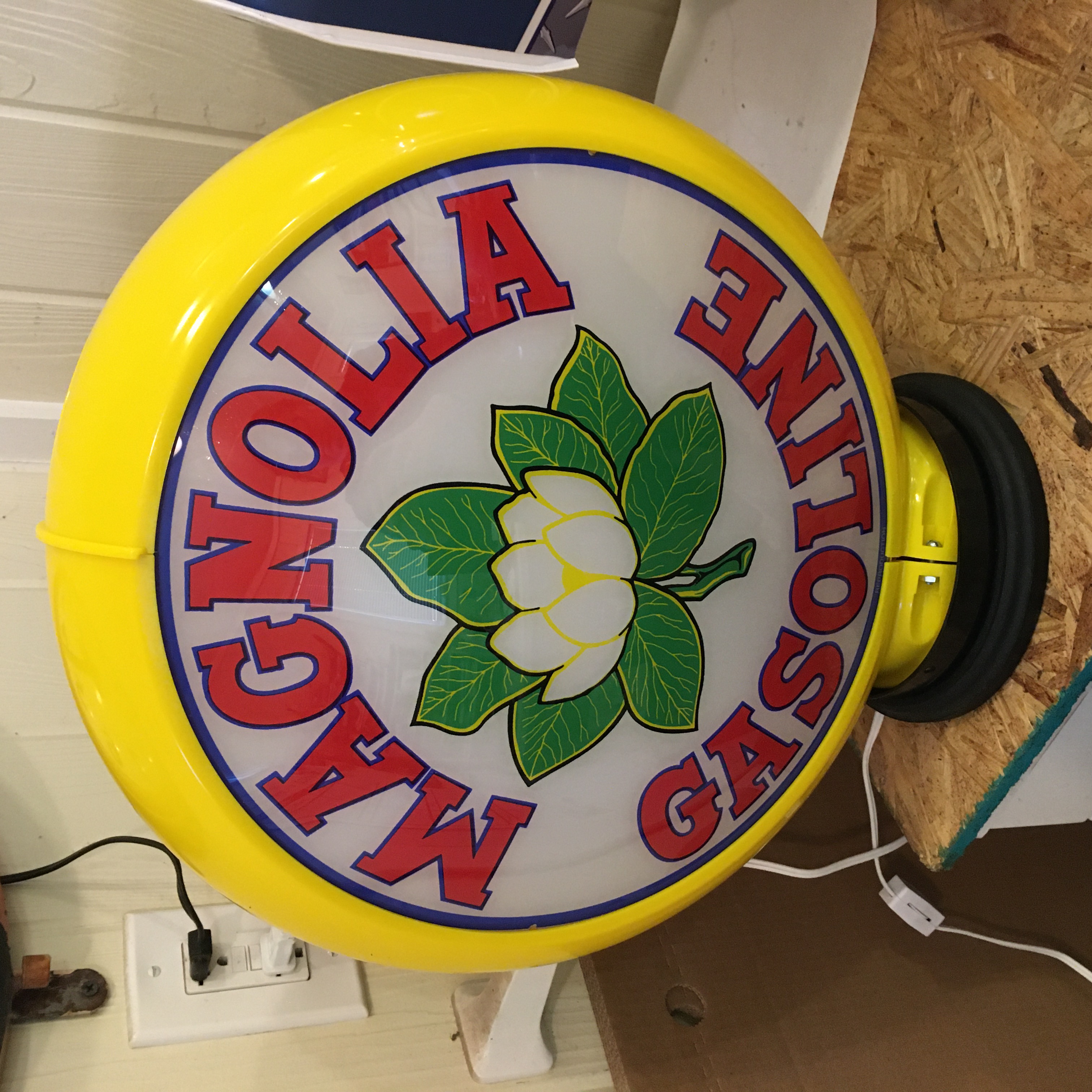 Licensed Magnolia Gas Pump Globe / Magnolia Gas Pump Globe / Gas Pump