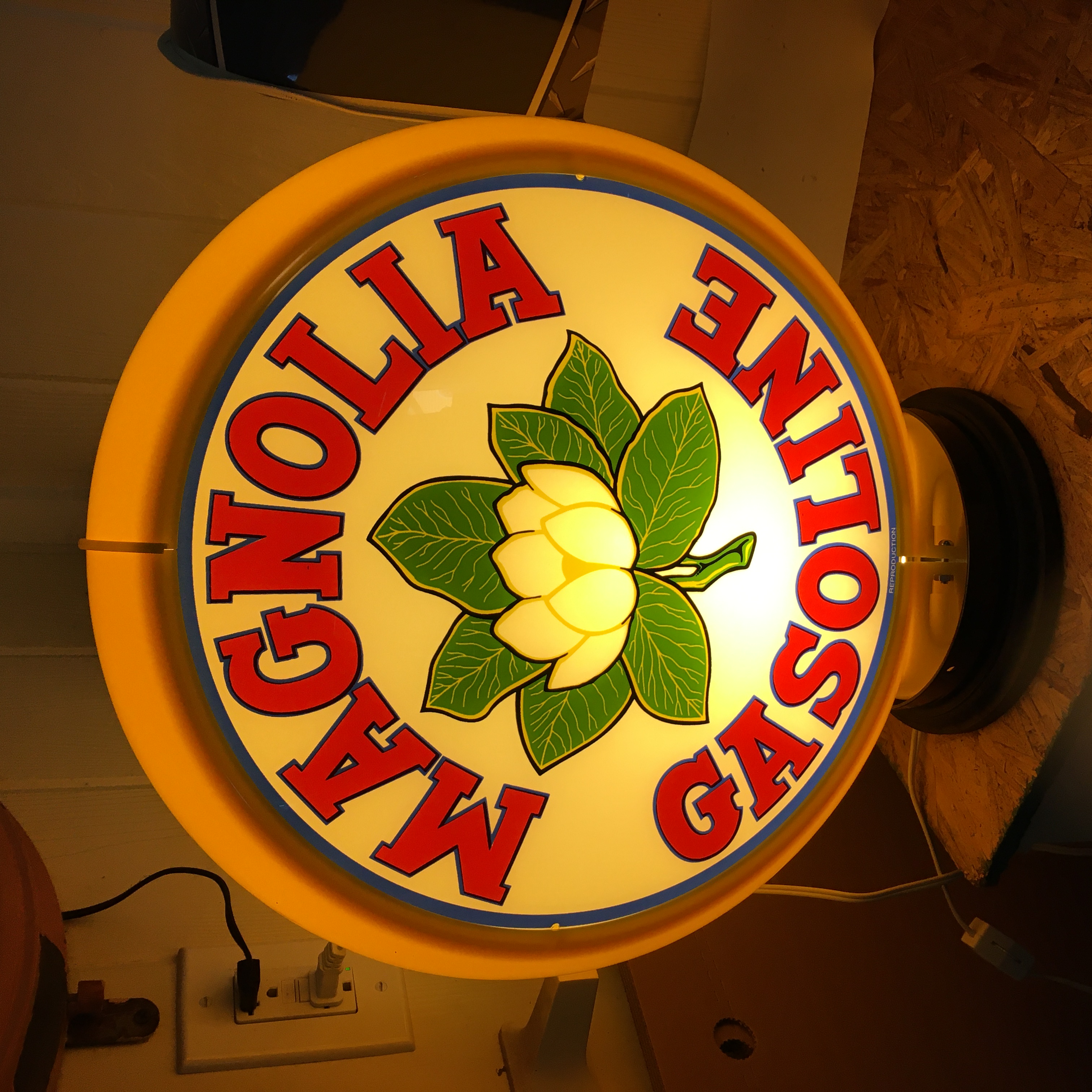 Licensed Magnolia Gas Pump Globe / Magnolia Gas Pump Globe / Gas Pump