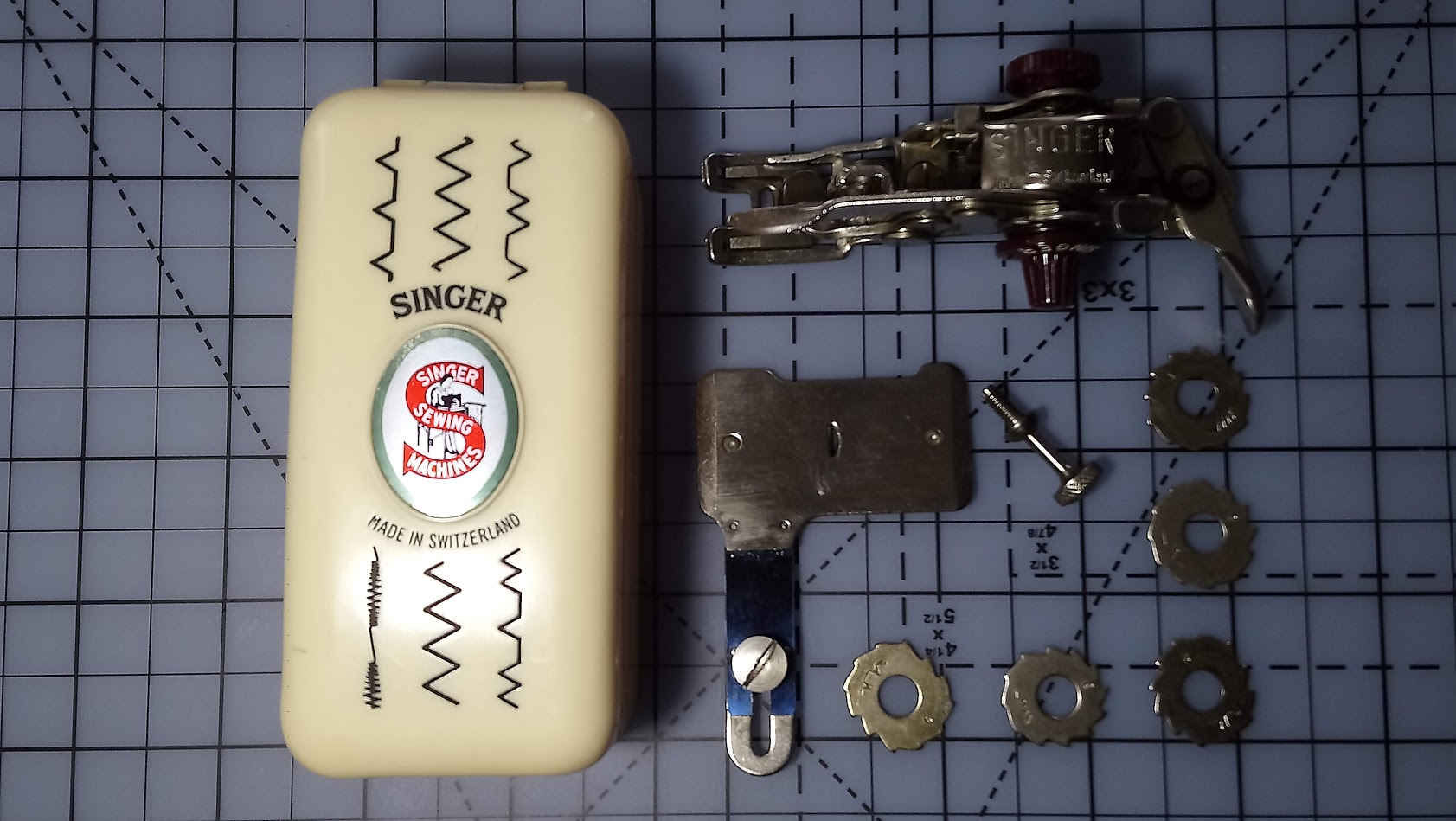 sewlincs341Singer Swiss Zig Zag Attachment 160990 w/Original Case, 5