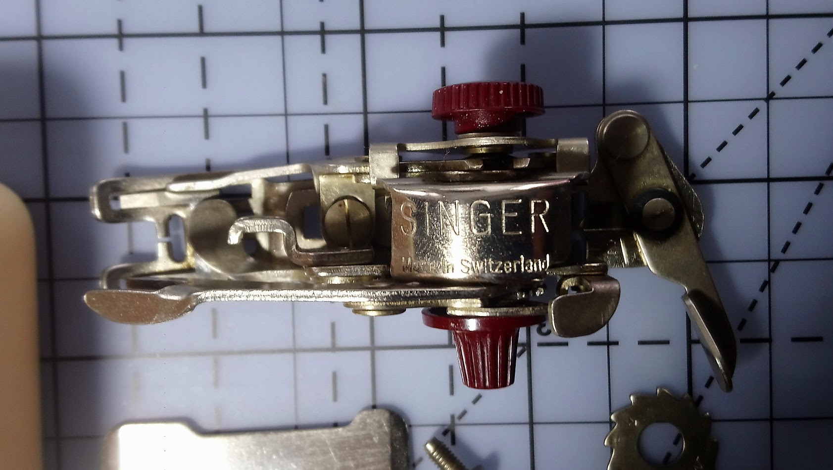 sewlincs341Singer Swiss Zig Zag Attachment 160990 w/Original Case, 5 Cams, Feed Cover Plate