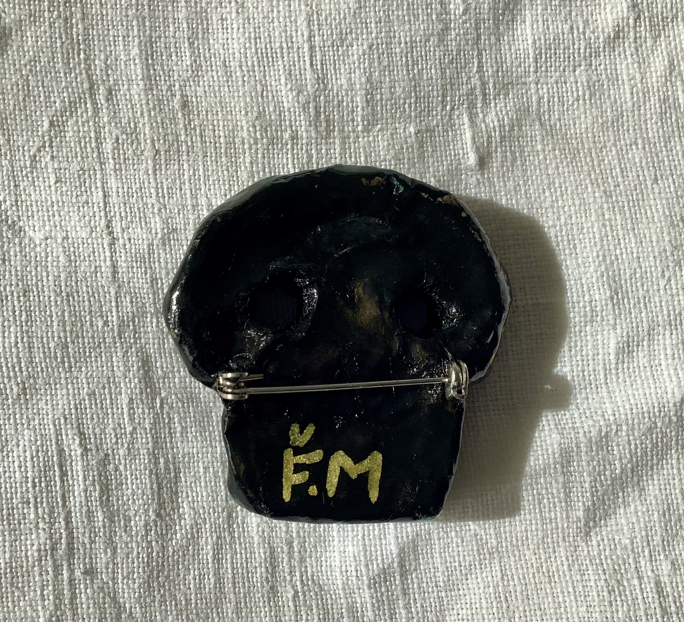 Skull brooch