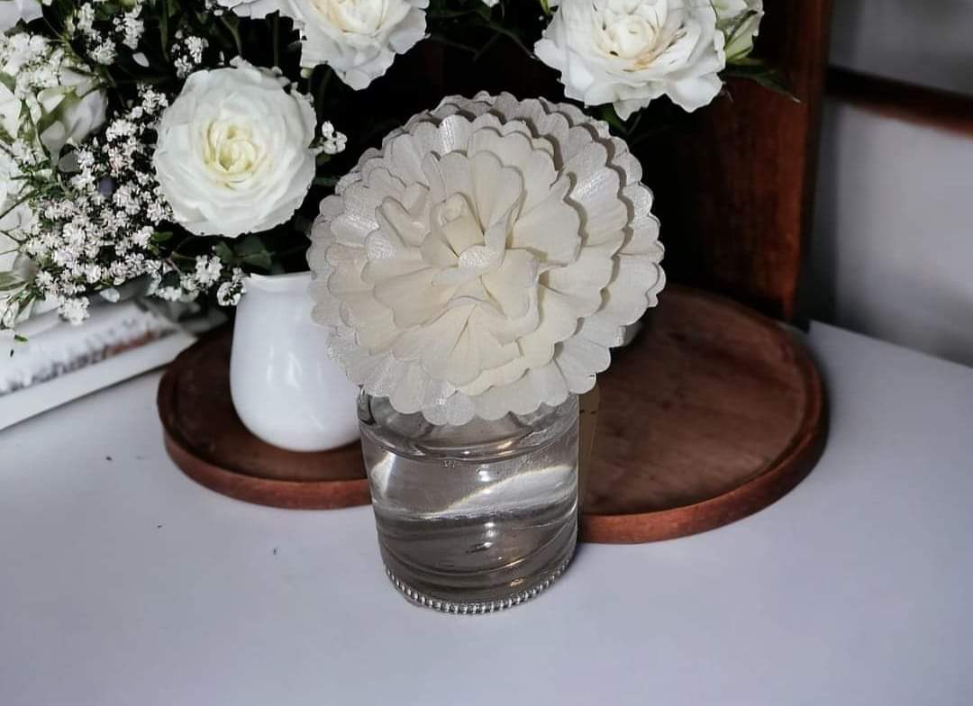 Fruity scented floral diffusers