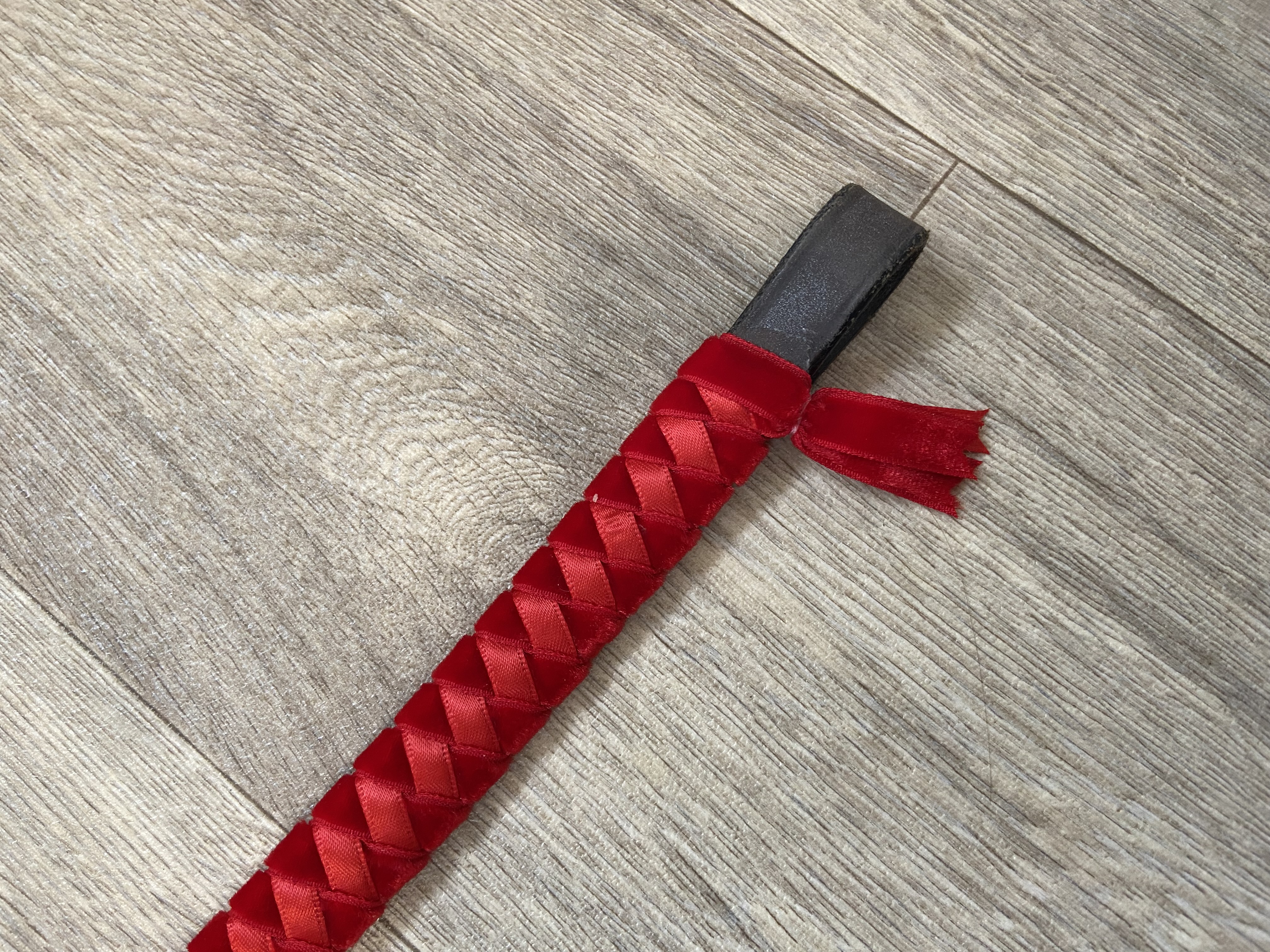 Red velvet and satin browband. 15.75” large cob. Brown leather. BN