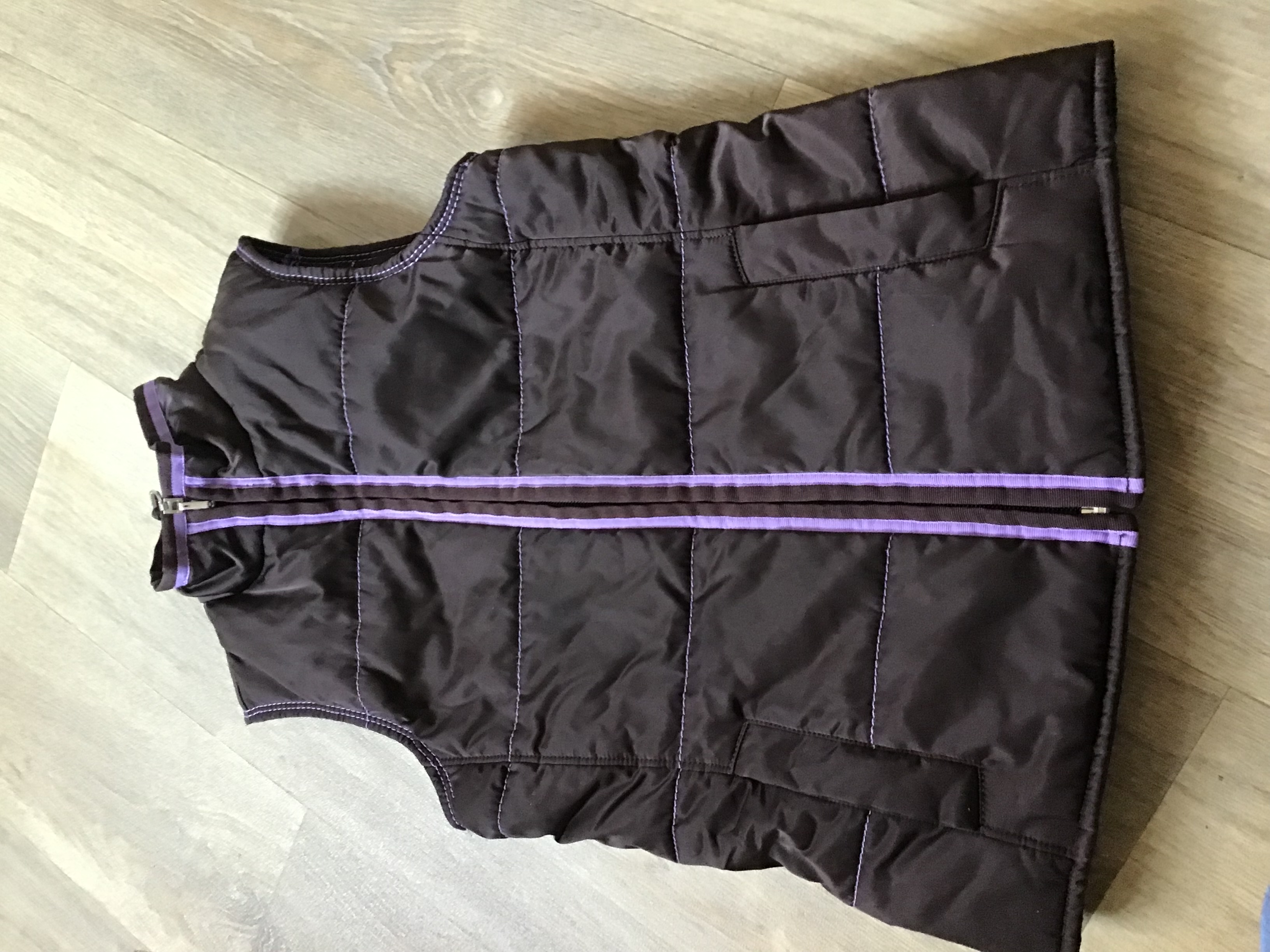 Ariat Youth reversible gilet.  Good condition . Approx age 8 Preowned. VGC