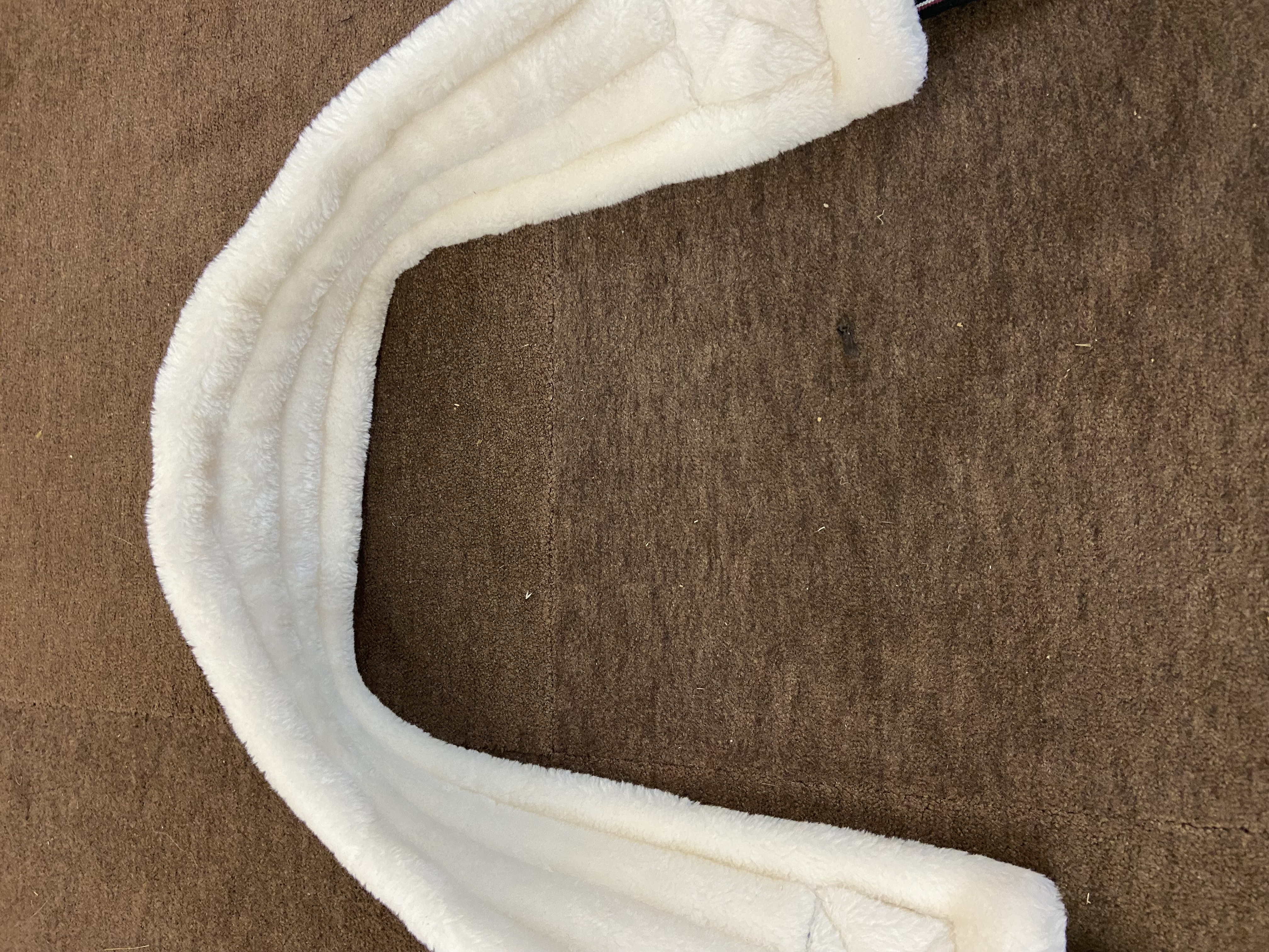 Fluffy girth with elasticated ends. Various colours and sizes. Brand-new without tags.