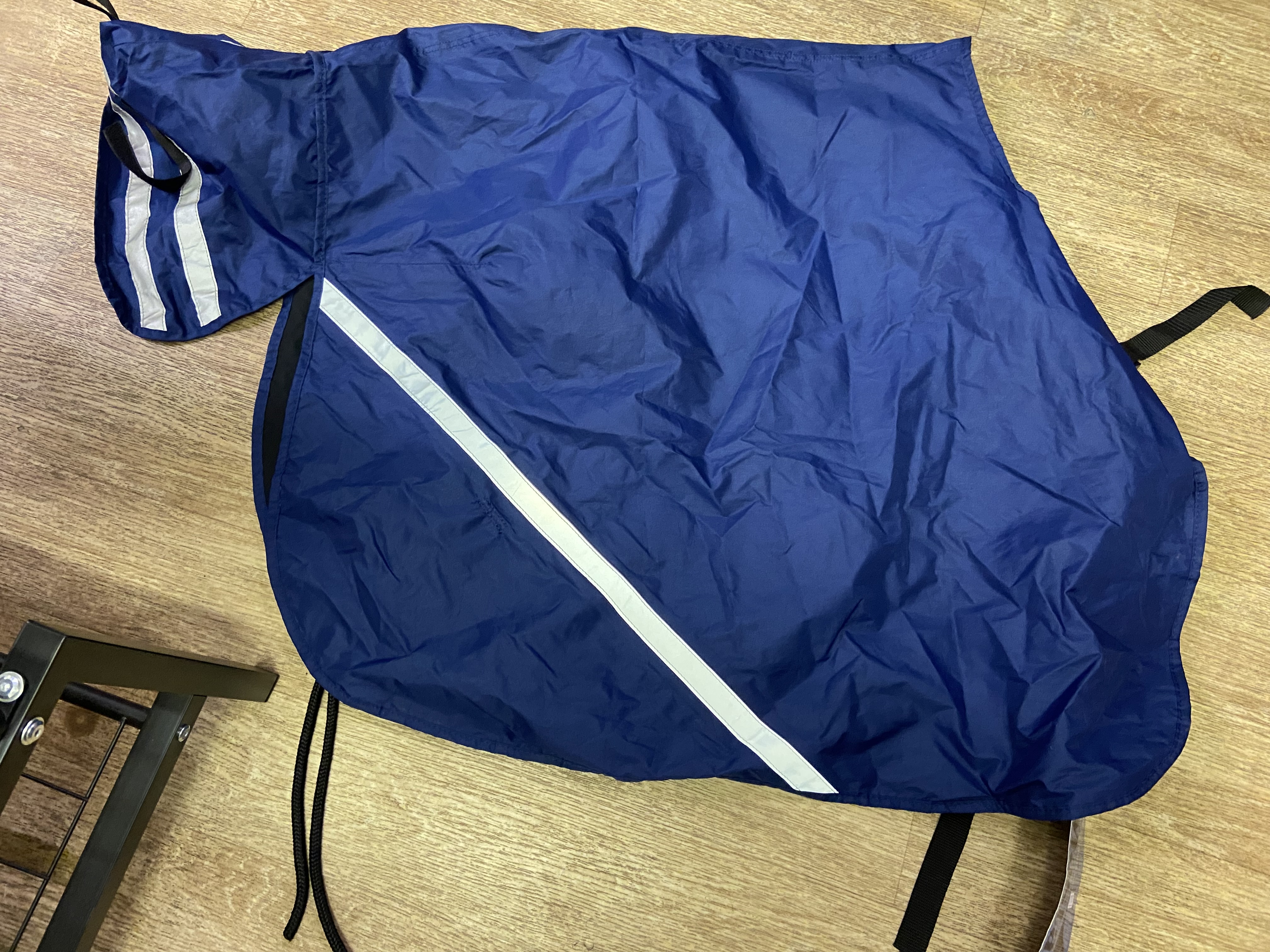 Masta cob size waterproof quarter sheet with reflective strips. BNWT