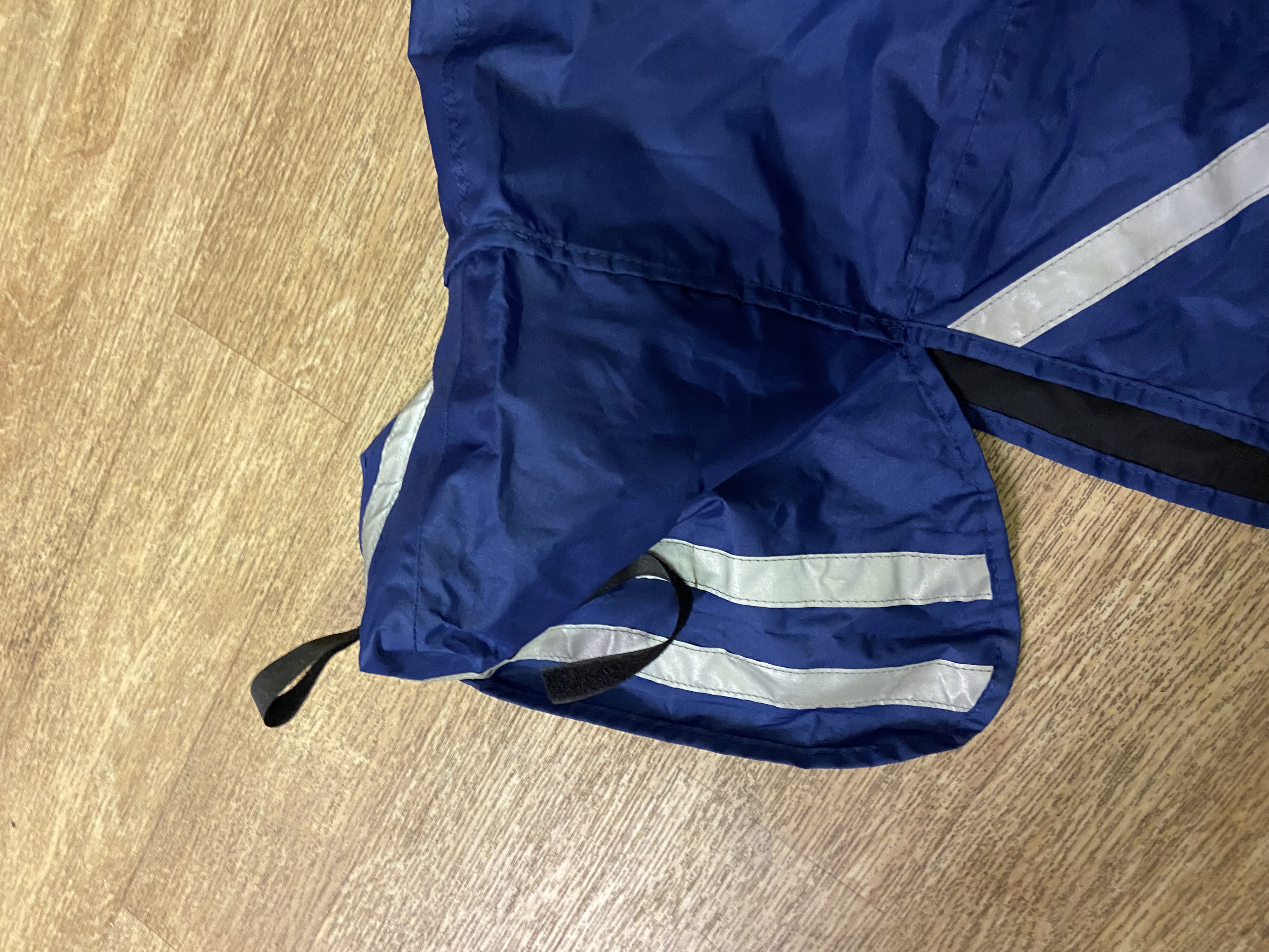 Masta cob size waterproof quarter sheet with reflective strips. BNWT