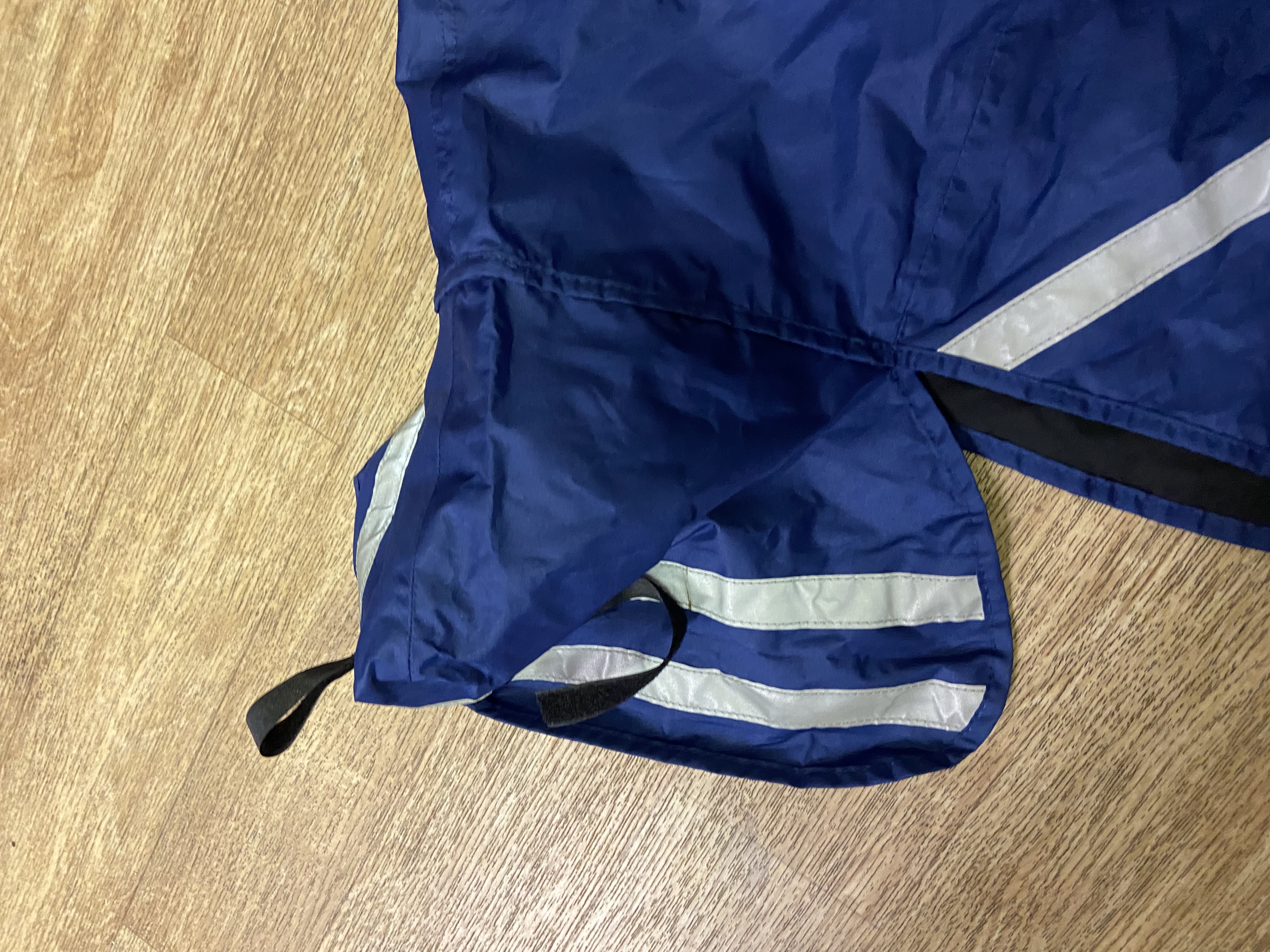 Masta cob size waterproof quarter sheet with reflective strips. BNWT