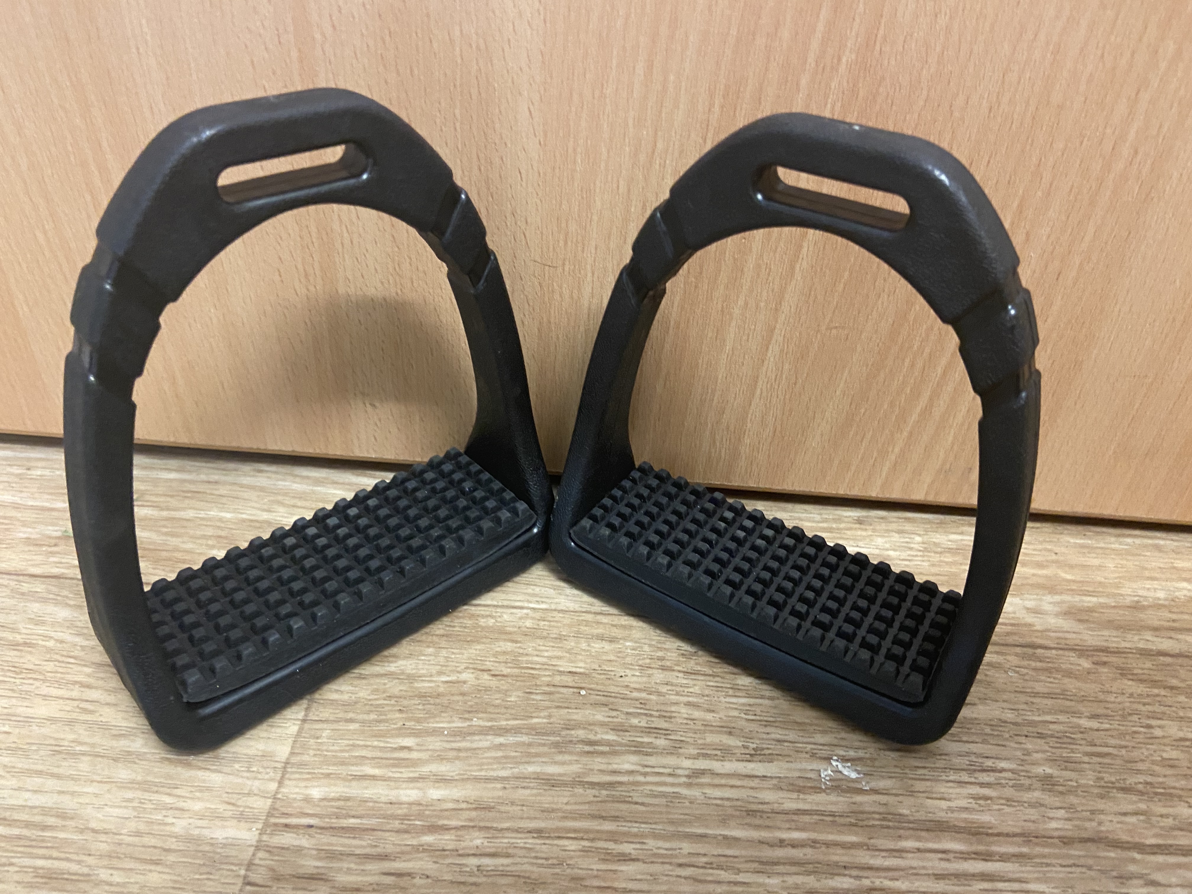 Black compositi type stirrups. BN 4”.