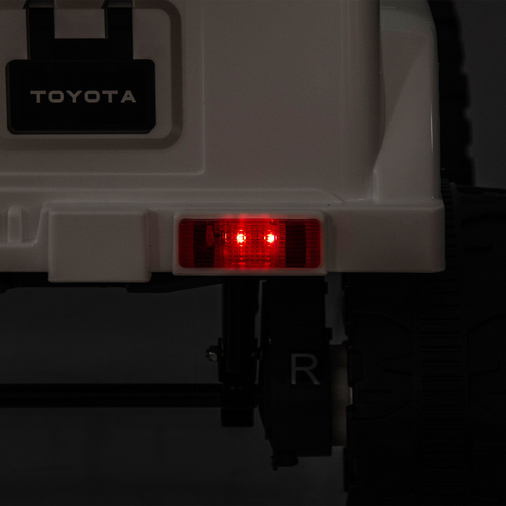 Licensed TOYOTA FJ Cruiser,12V Kids ride on car 2.4G W/Parents Remote Control,electric car for kids,