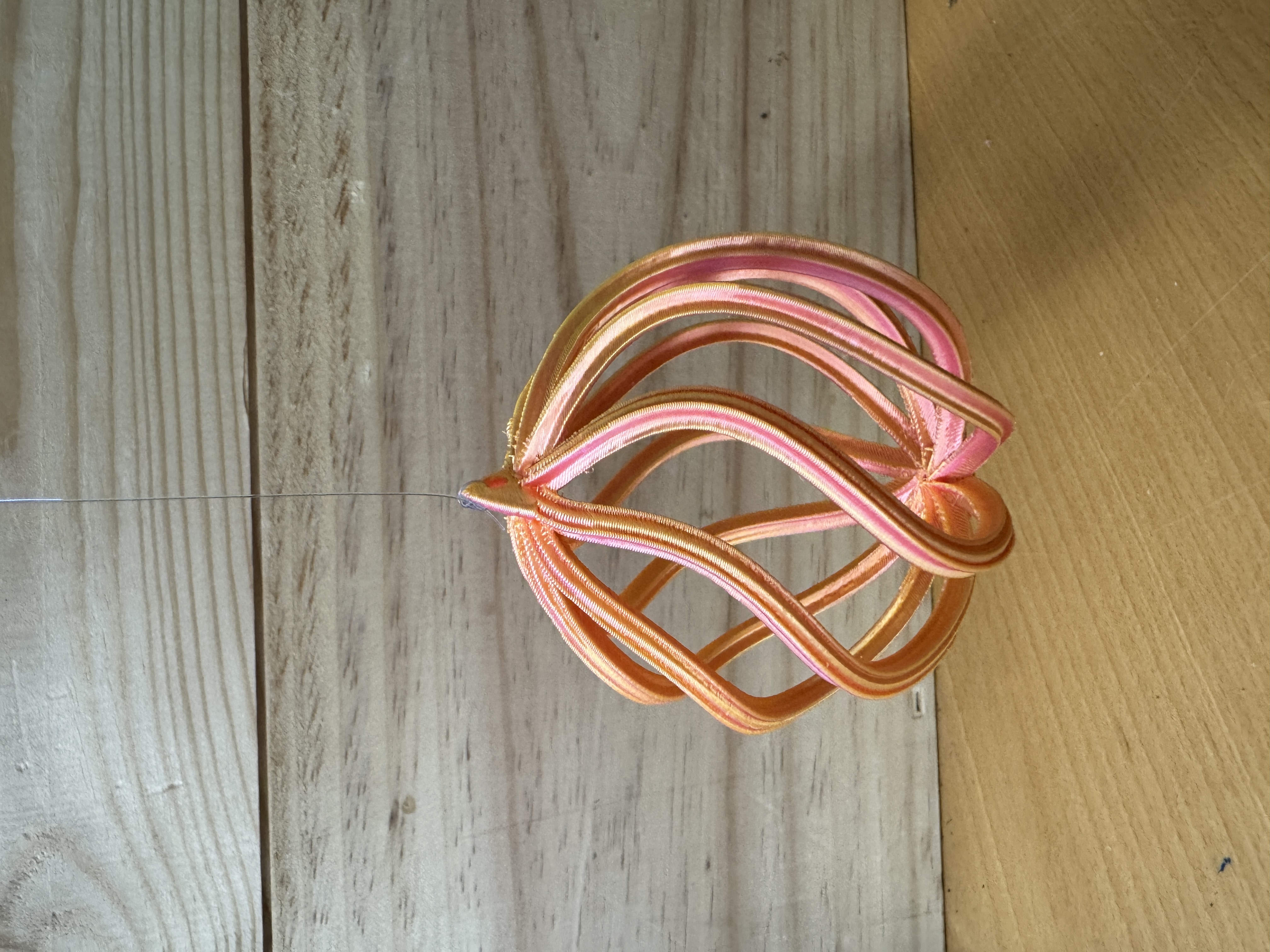 Marglitar kúlur með boga