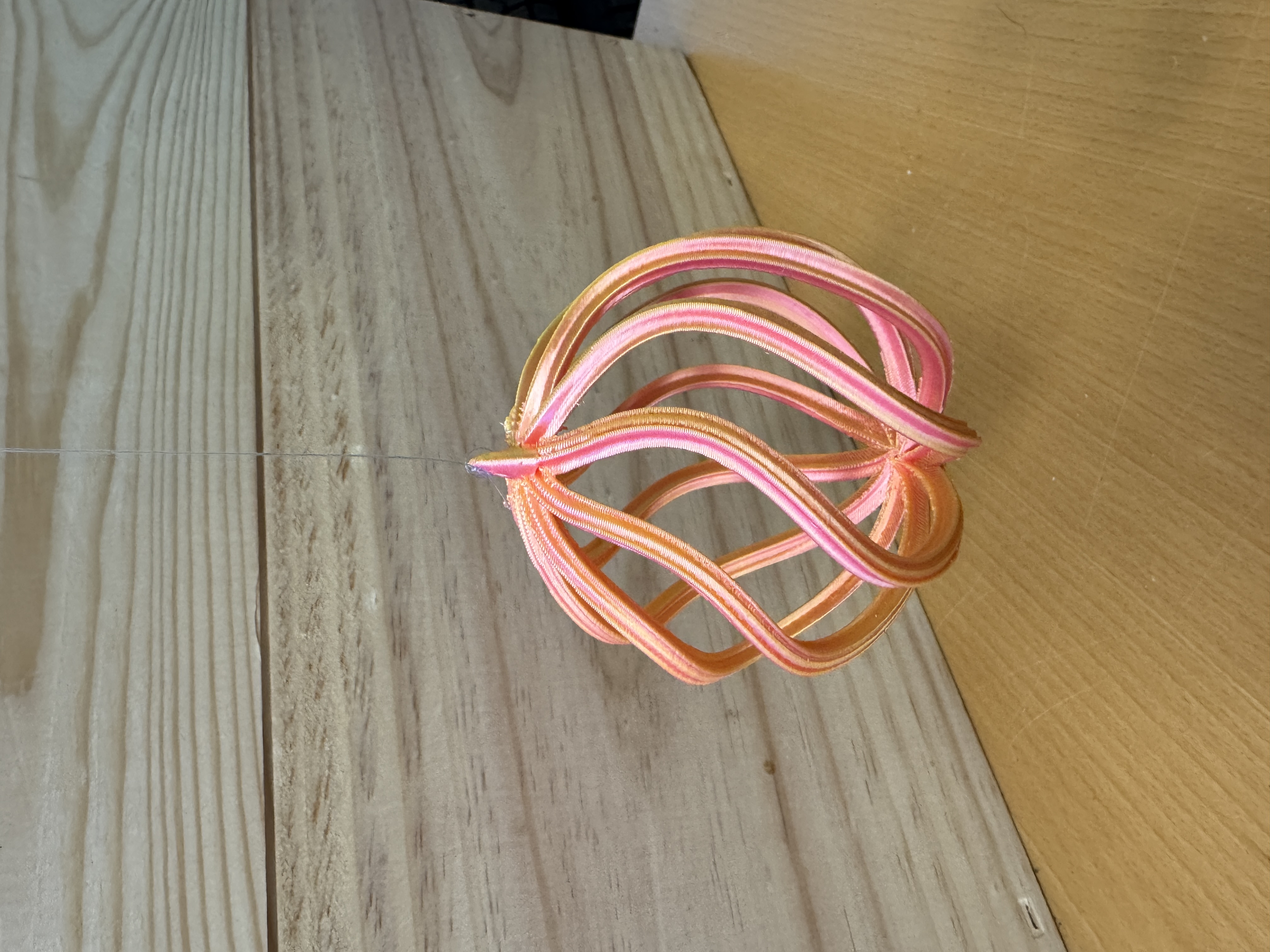 Marglitar kúlur með boga