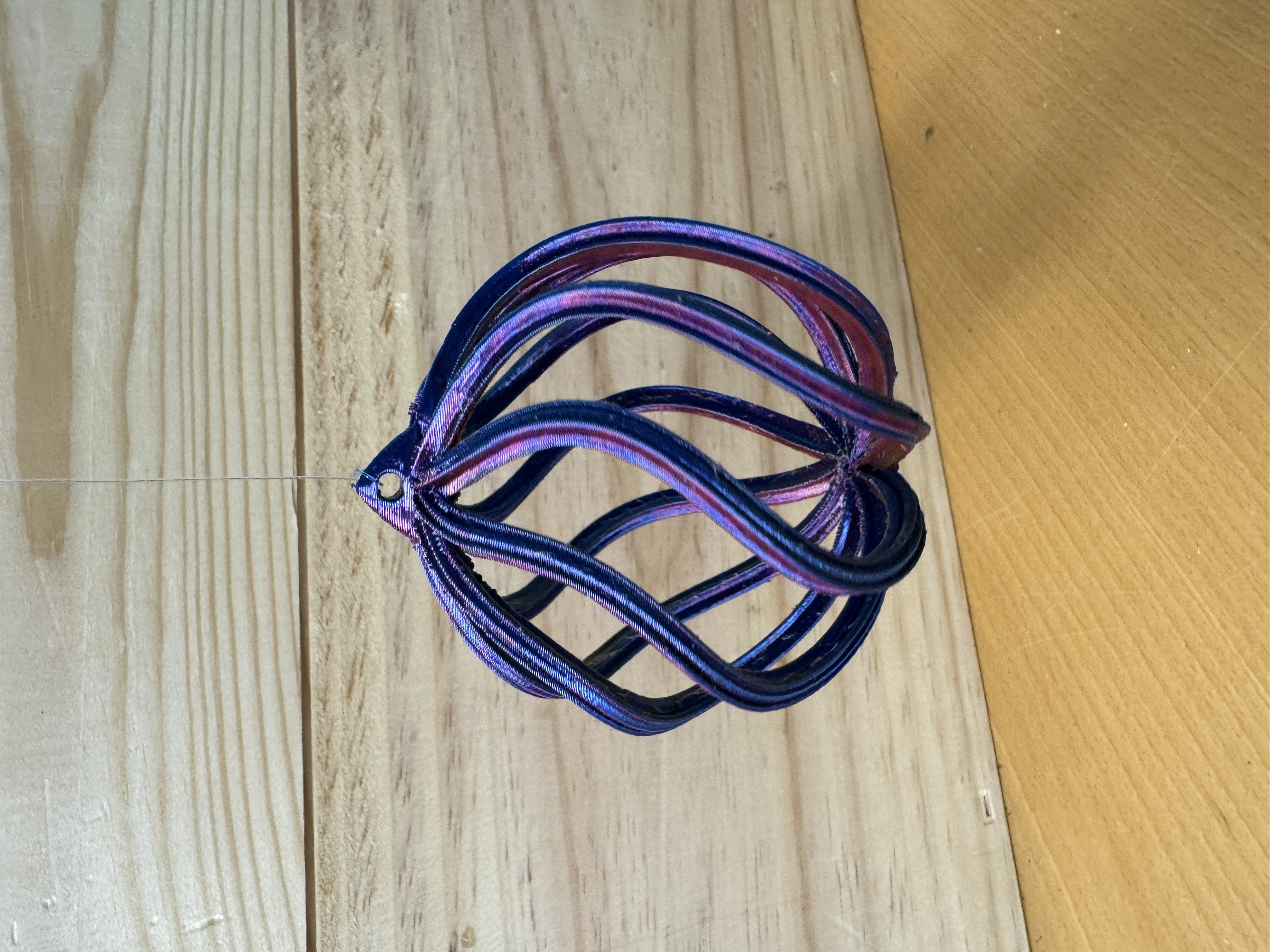 Marglitar kúlur með boga