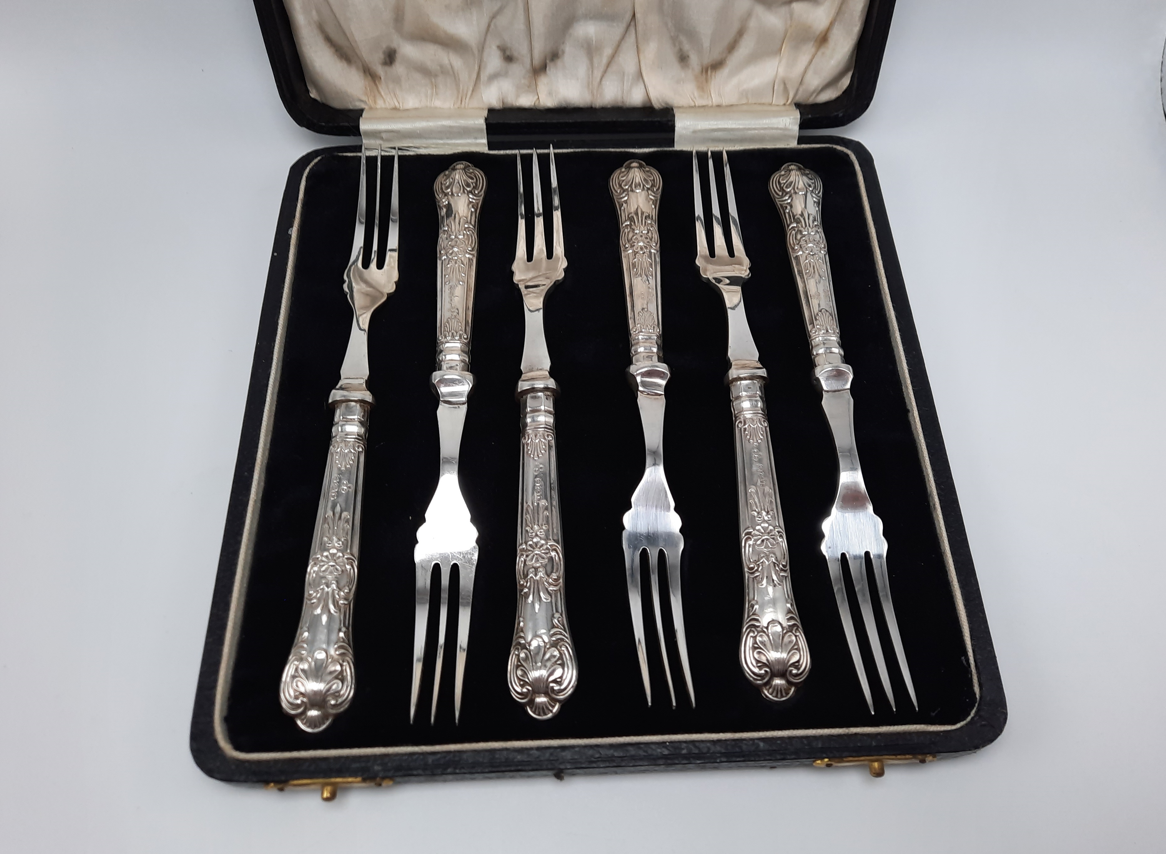 Cased Sterling Silver Handled Cake Forks - Hallmarked Sheffield 1932