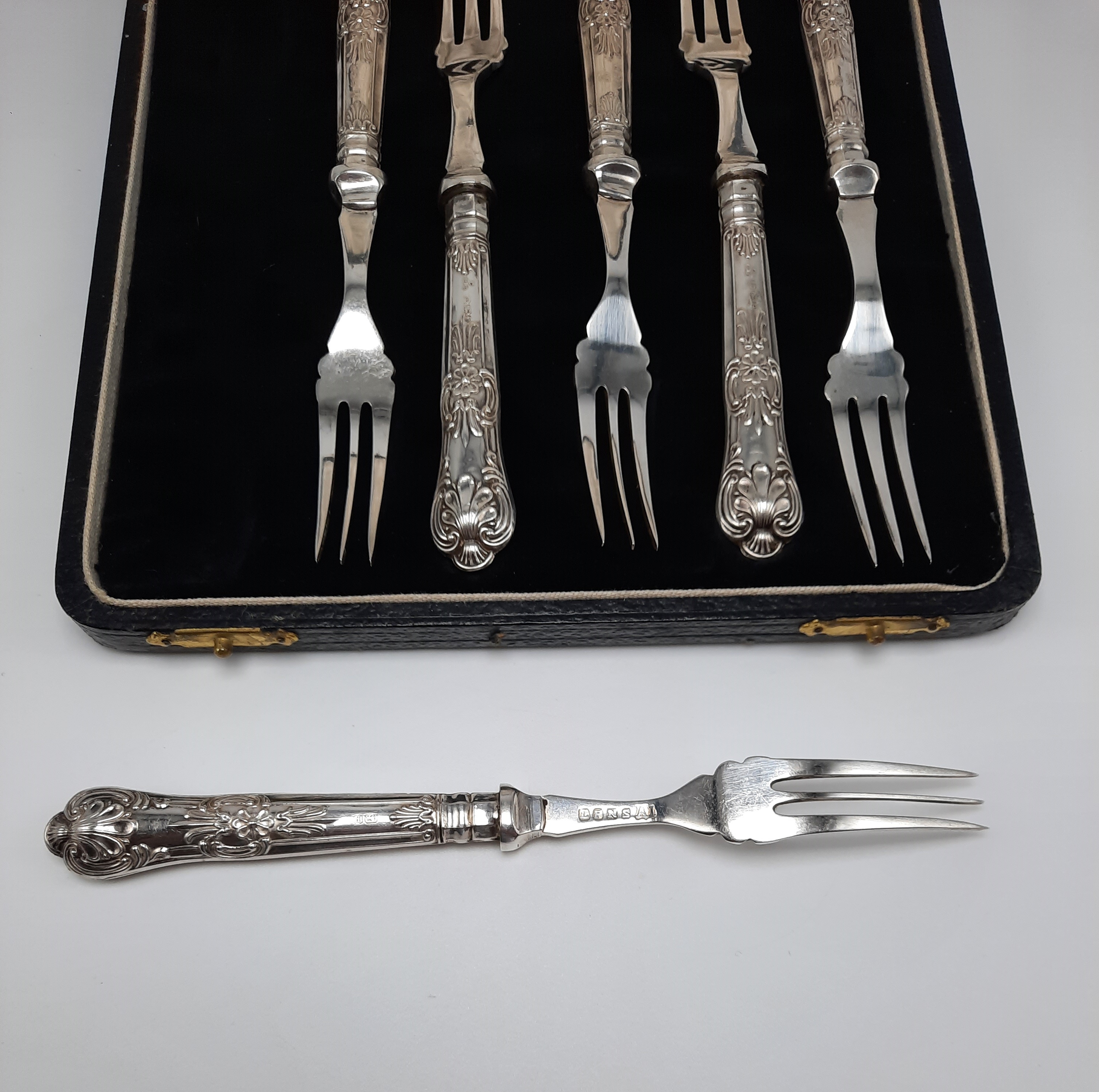 Cased Sterling Silver Handled Cake Forks - Hallmarked Sheffield 1932