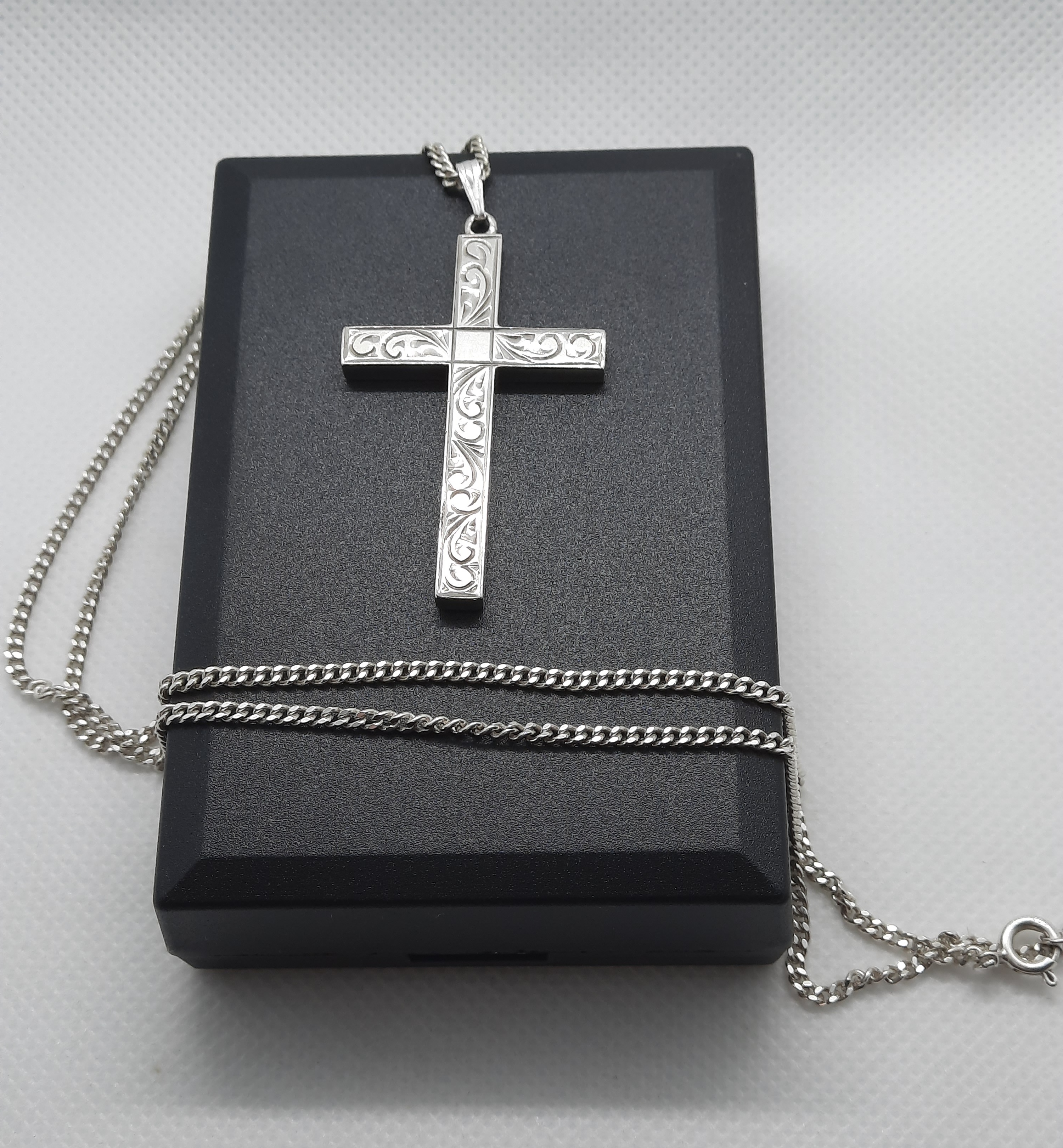 Sterling Silver Hallmarked Patterned Cross on Sterling Curb Chain