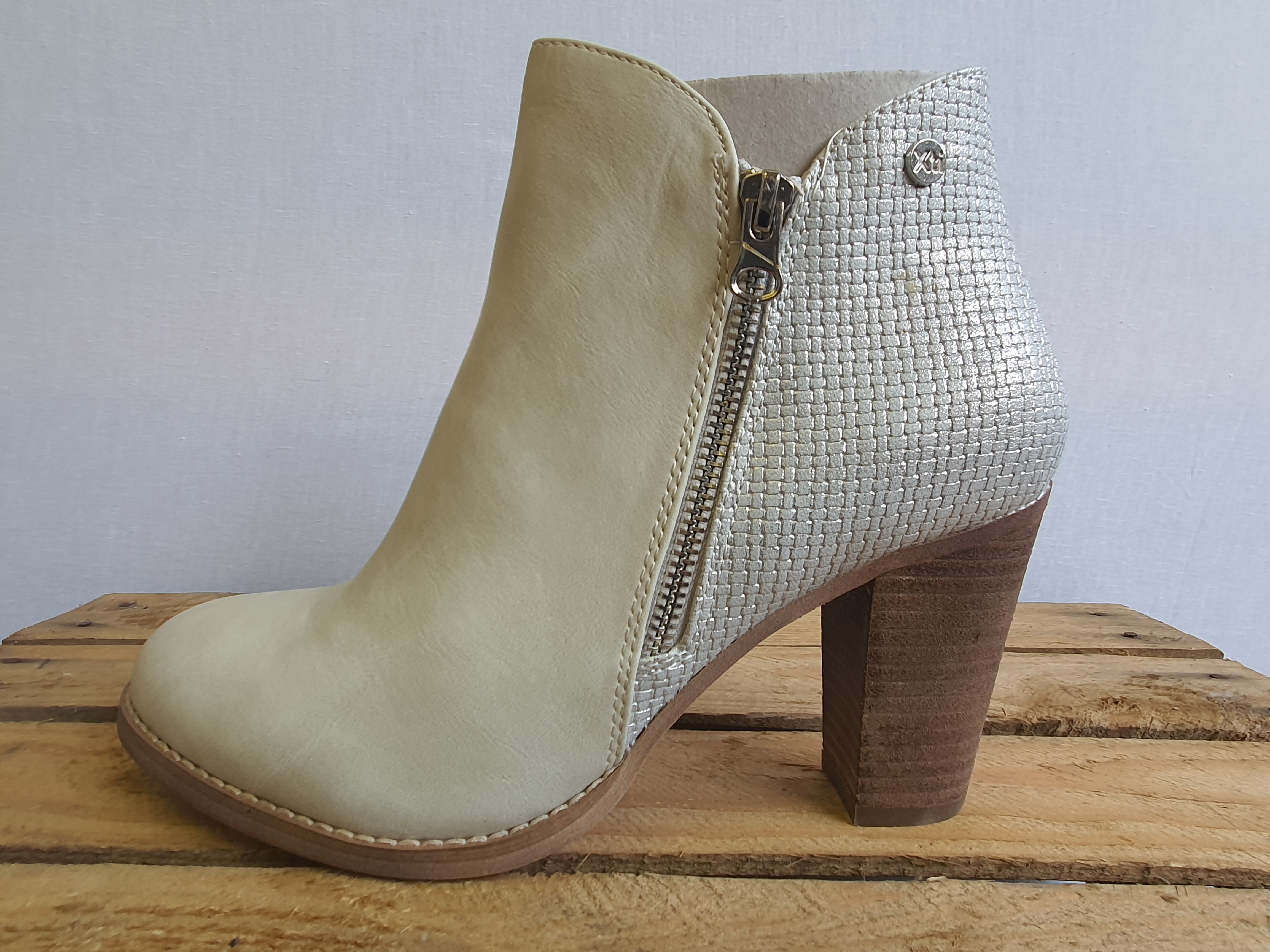 XTI Basic Silver & Cream Ankle Boots Size UK 6.5 - NEW